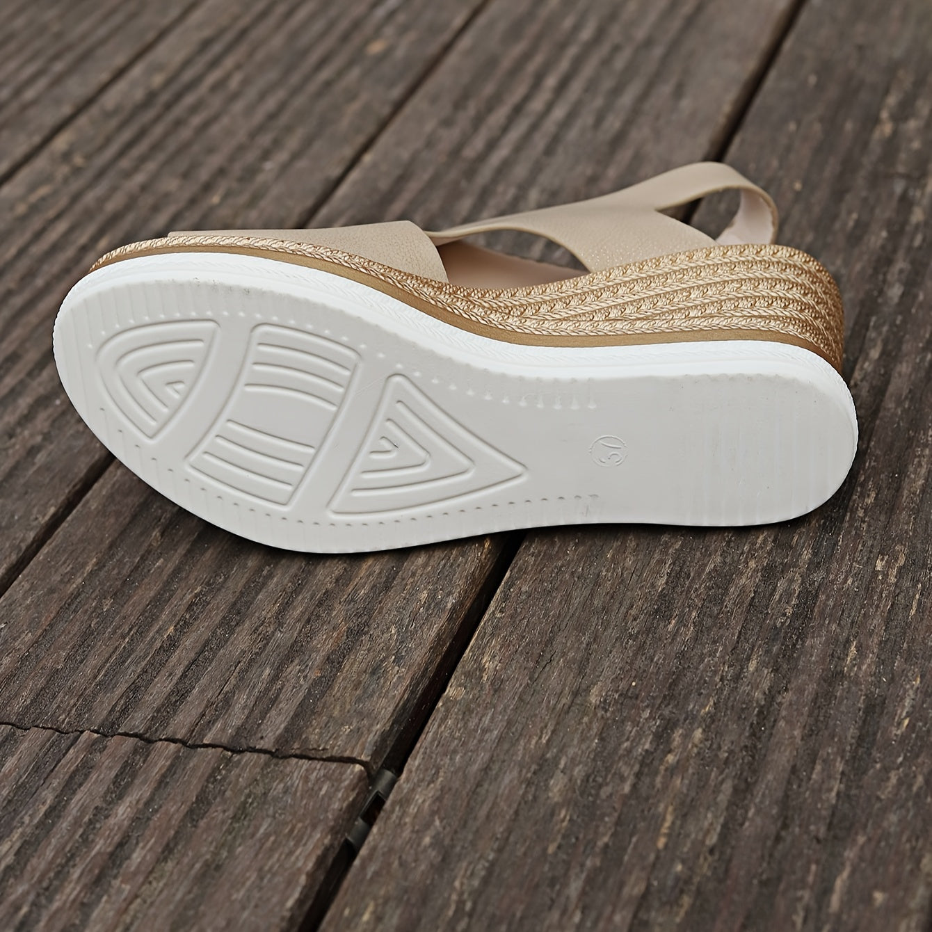 Новые сандалии с толстой подошвой и wedge-каблуком в виде рыбьего рта.