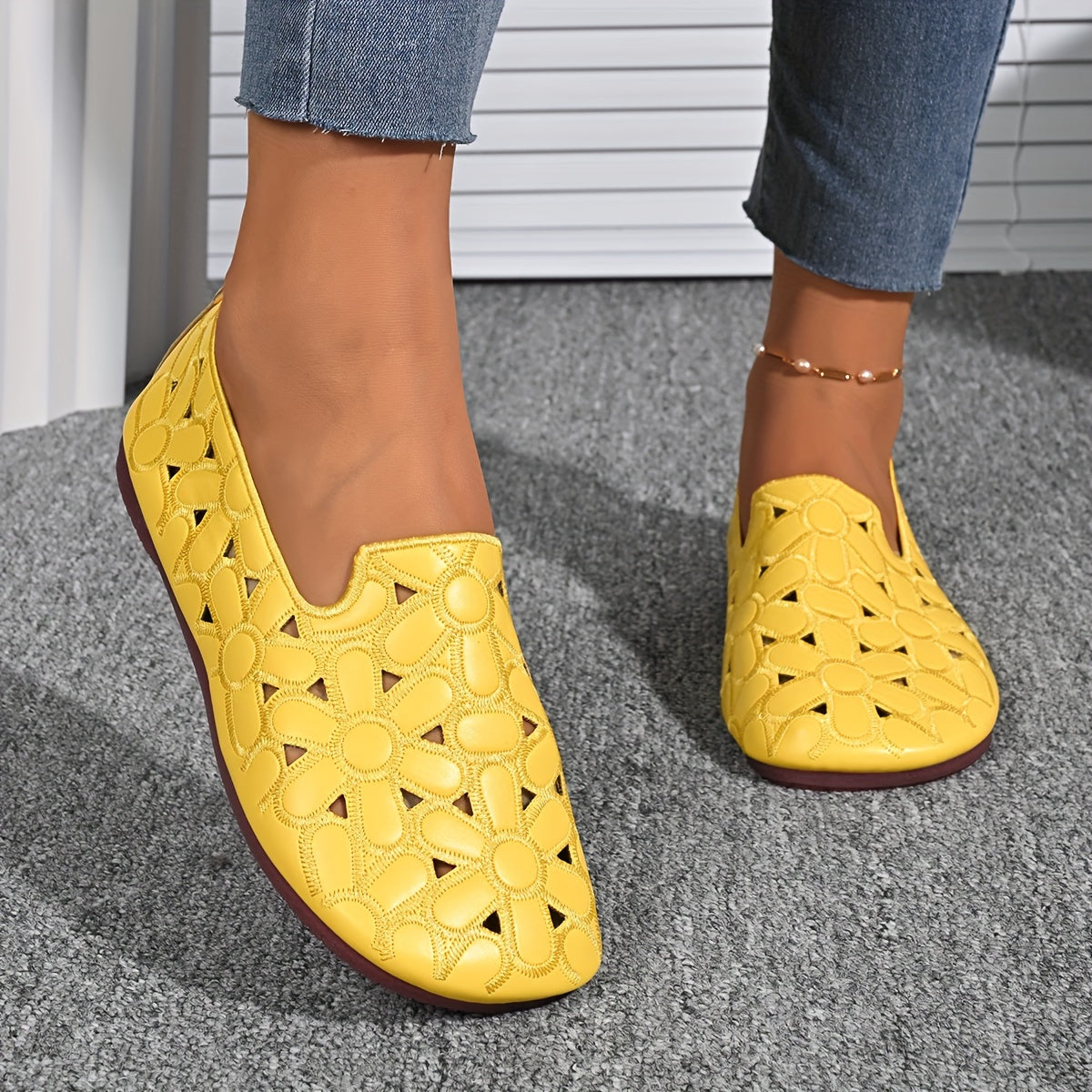 Zapatos planos transpirables con bordado floral y corte en mujer