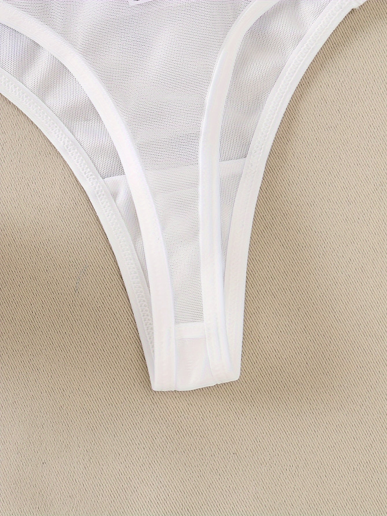 Ayollar uchun gullar bilan bezatilgan zamonaviy ichki kiyim to'plami - to'ldirilgan brassi va shaffof thong, kuz/qish uchun ideal.