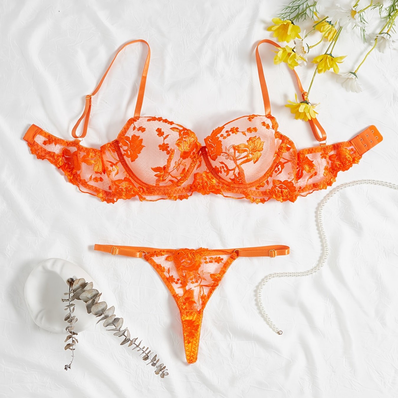 Koningsdag uchun gullar bilan tikilgan ichki kiyim to'plami.