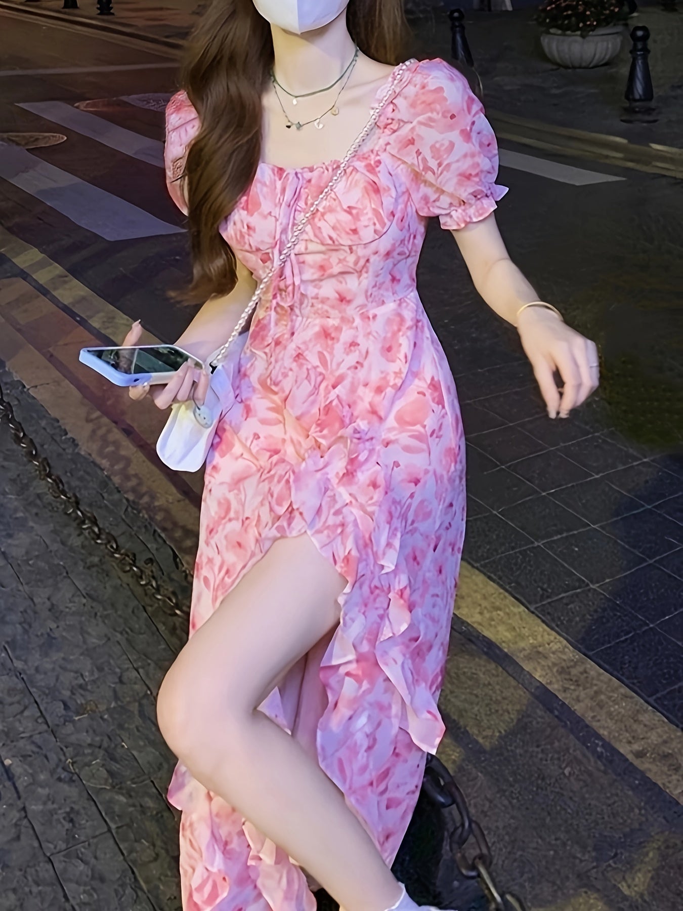 Zarif 1 dona gullar printi bilan bezatilgan ko'ylak, qirralari qiyshiq, cho'ntakli bo'yi va to'qilgan mato aralashmasi, Bahor/Yoz uchun mukammal.