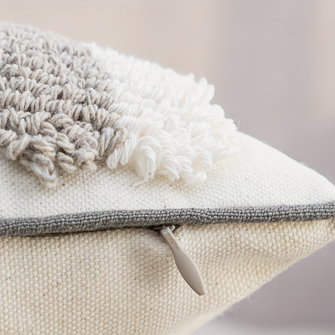 Skandinaviya bohem uslubida chiziqli U-shaklidagi yostiq qopqog'i, yotoqxona va yashash xonasi divan yostiqlari uchun velur qirralar bilan tayyorlangan.