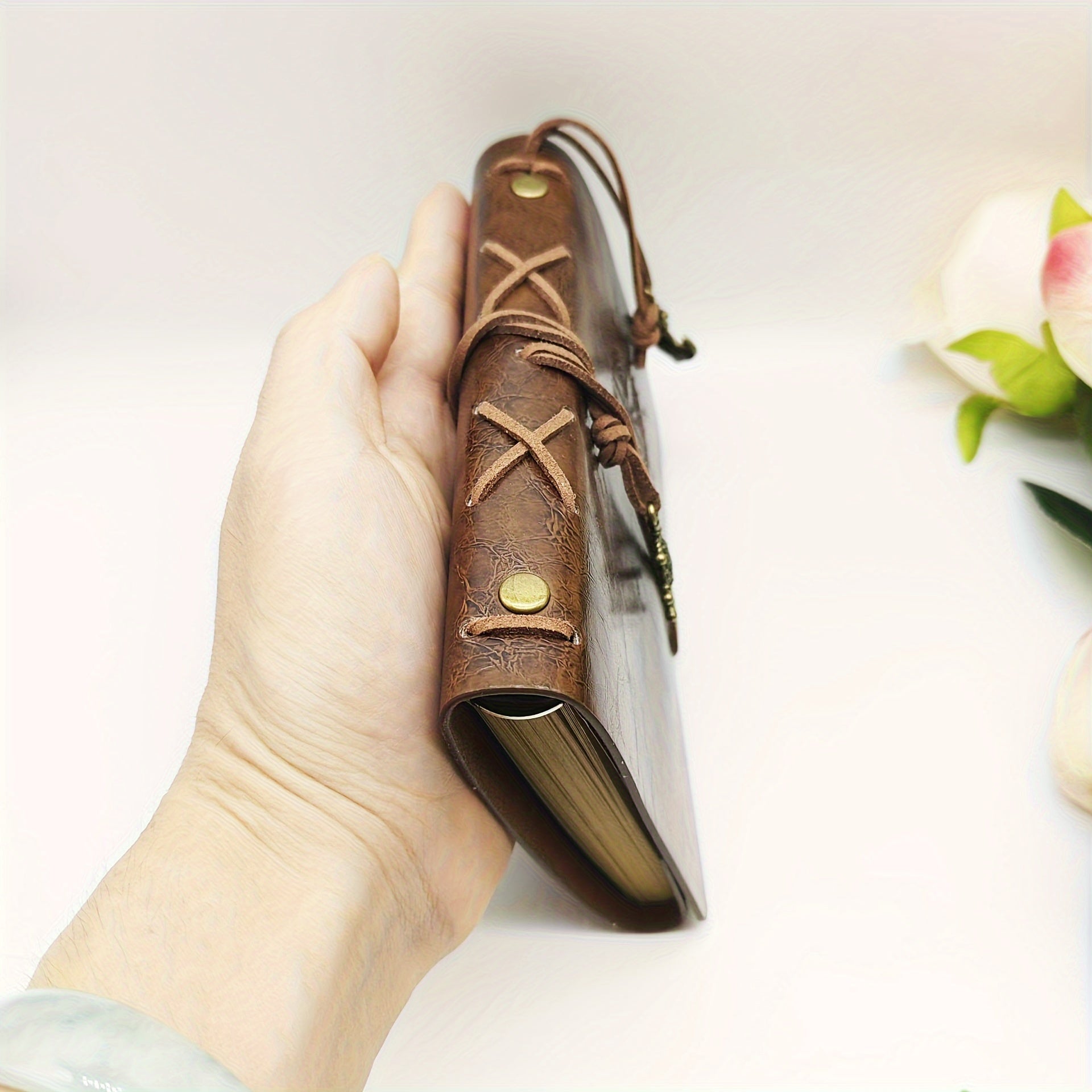 Eski uslubdagi jurnallar, mat qoplama, oddiy chiziqlar, spiral halqa bog'lash, qaroqchi dizayni va retro uslub.