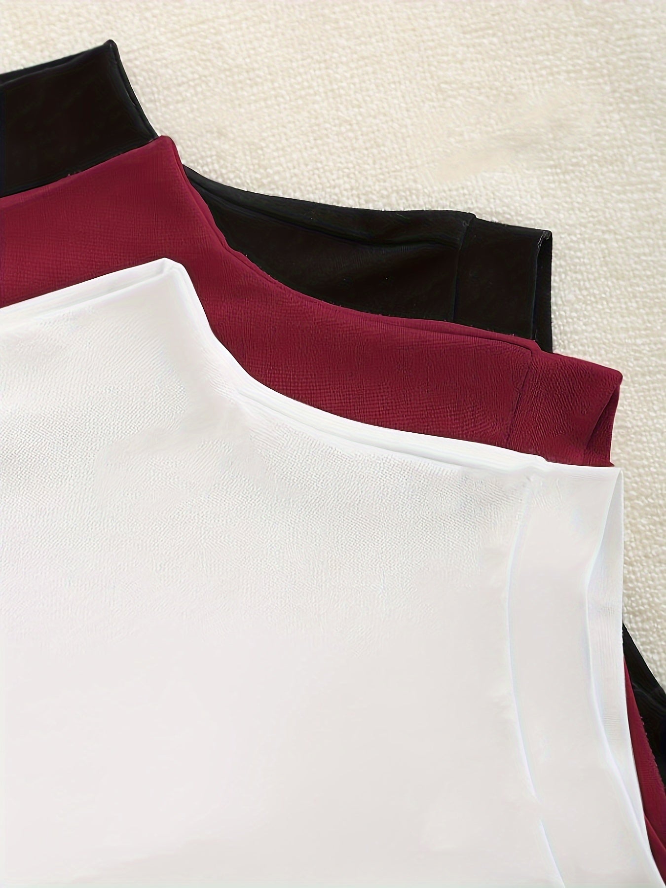 Yassi rangli mock neck tank top, bahor va kuz uchun mukammal.