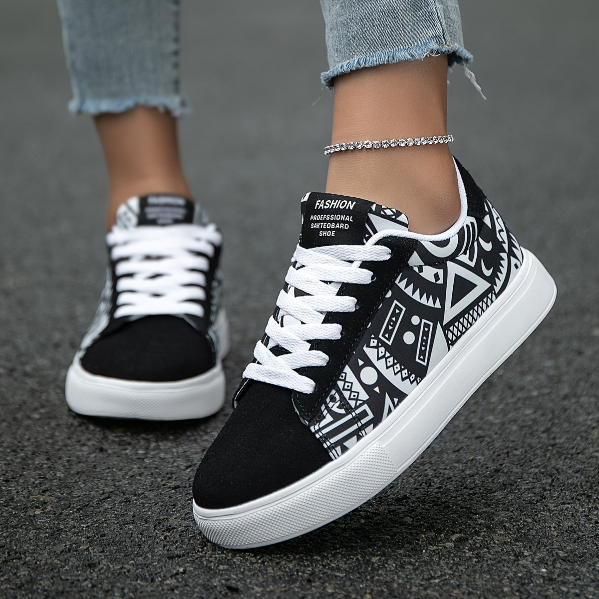 Women's Casual Skate Shoes Lightweight Anti-Slip Fabric Geometric Pattern for Outdoor and Daily Wear