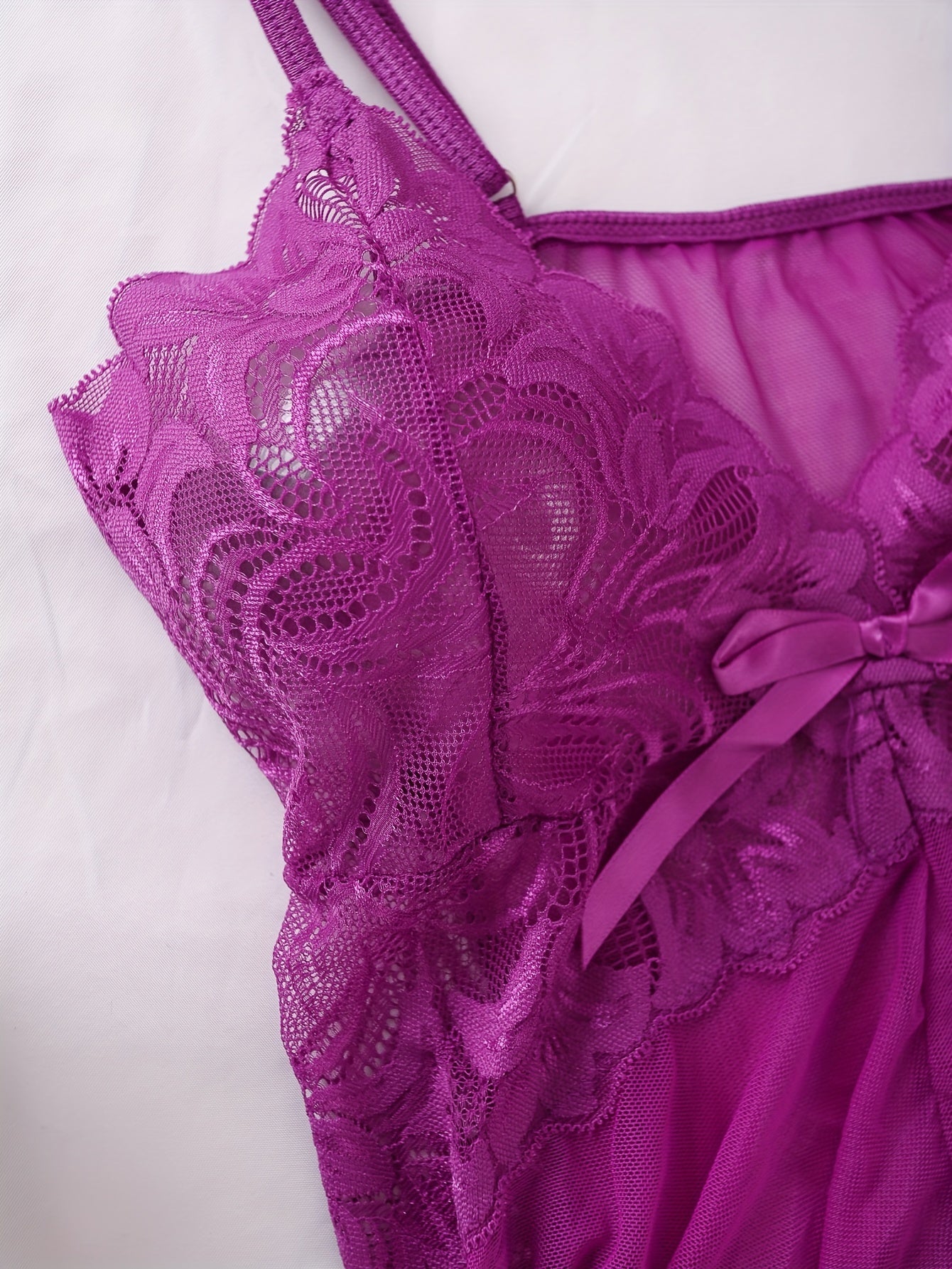 Ayollar uchun chuqur V kesimli slip ko'ylak va thong bilan gullar bilan bezatilgan dantel ichki kiyim to'plami