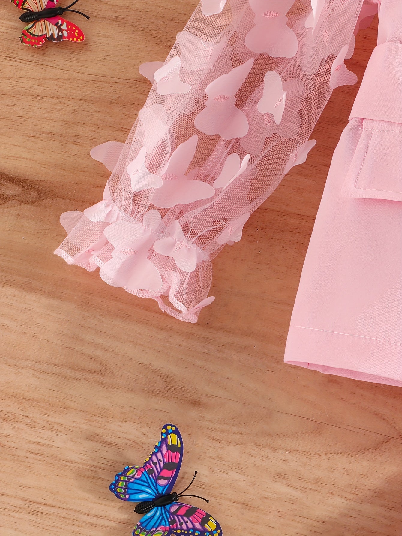 Девочкиный розовый пиджак-блейзер и штаны с бабочками и рюшей для всех сезонов
