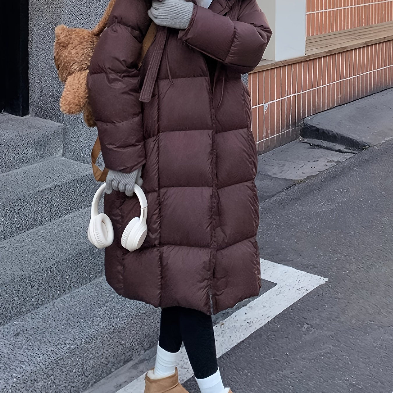 Ayollar uchun tasodifiy kaputli qushqon ko'ylagi 90% o'rdak qushi va 10% tukdan tayyorlangan. Uzoq yenglar, bir xil rang, cho'zilmaydigan mato va 240g vazn bilan ajralib turadi. Qishki issiqlik uchun mukammal.