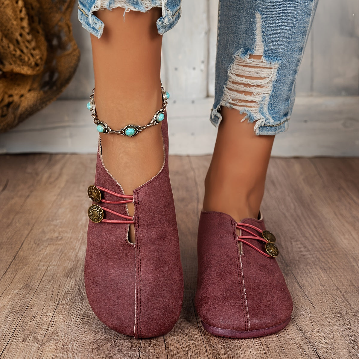 Ayollar uchun tasodifiy bitta poyabzal, yumshoq taglik va dumaloq burchak bilan, tugma bezak va bir xil rangli dizayn bilan.