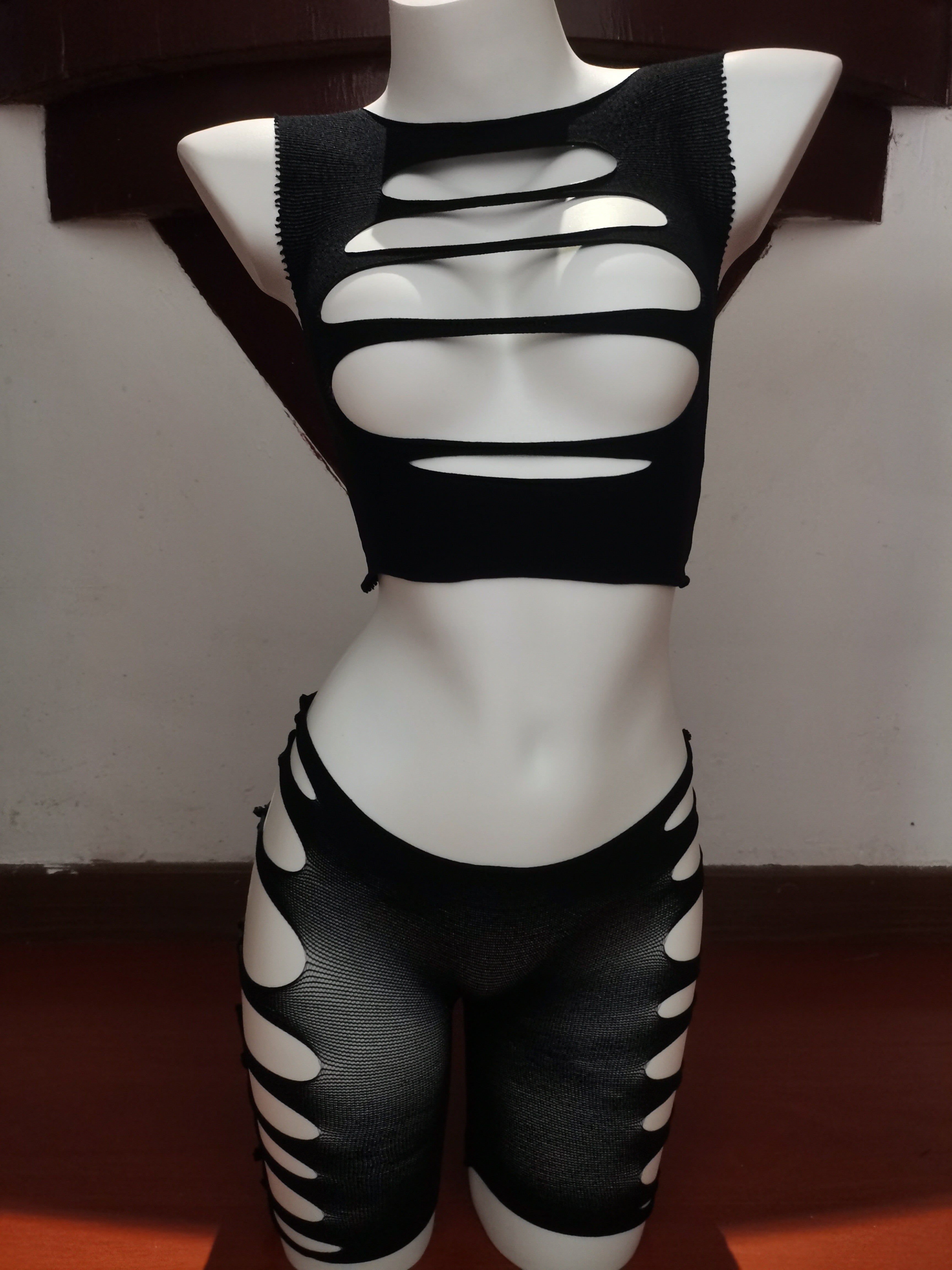 Ayollar uchun bir parcha sexy ichki kiyim to'plami, polyamid to'qima matosidan tayyorlangan, to'ldirilmagan, bir rangda va qorin qismisiz yuqori bo'yli paypoqlar bilan.