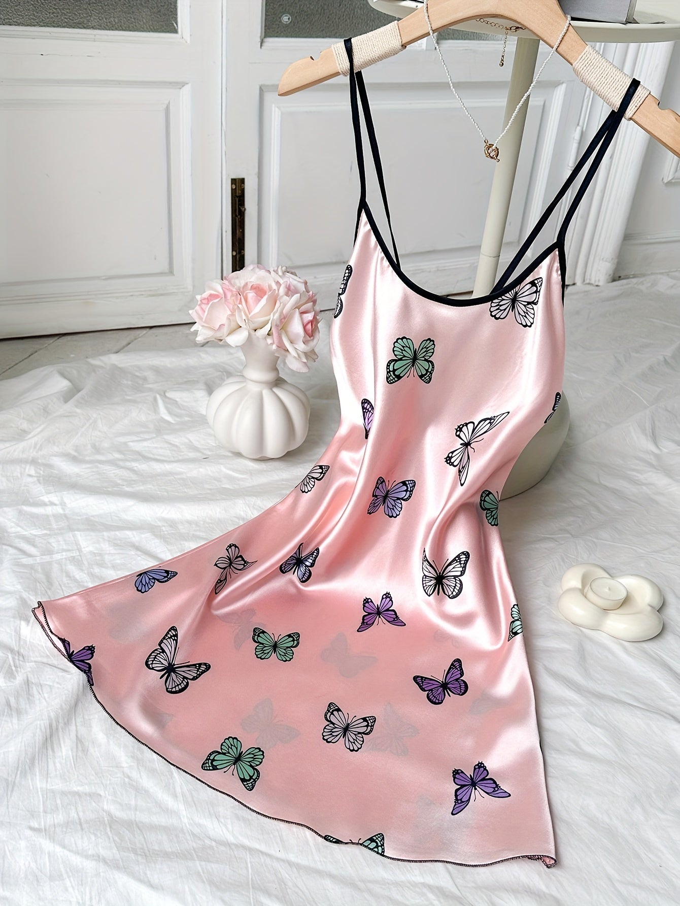 Kelebek naqshli, moslashtiriladigan kesilgan yengli saten uyqu ko'ylagi, ayollar uchun uyqu kiyimlari uchun mukammal.