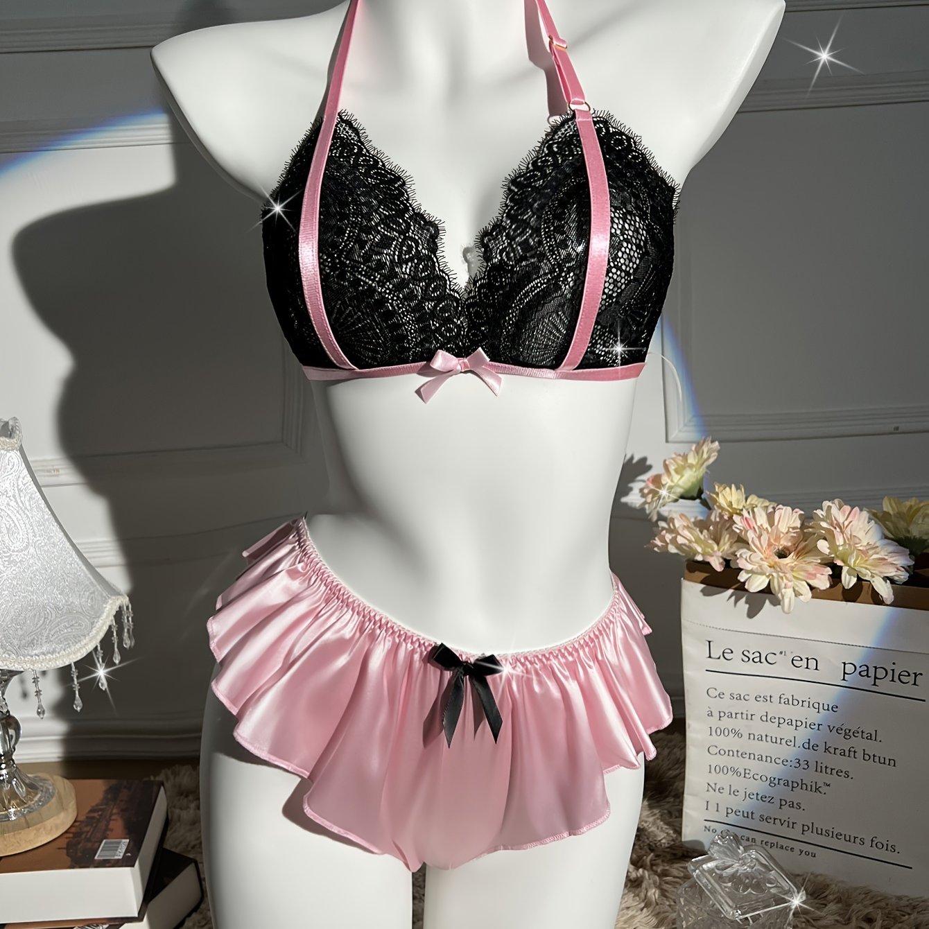 Jozibali dantelli ichki kiyim to'plami, halter brassiyer va yuqori bel brieflar bilan, erotik jozibani izlayotgan ayollar uchun mukammal.