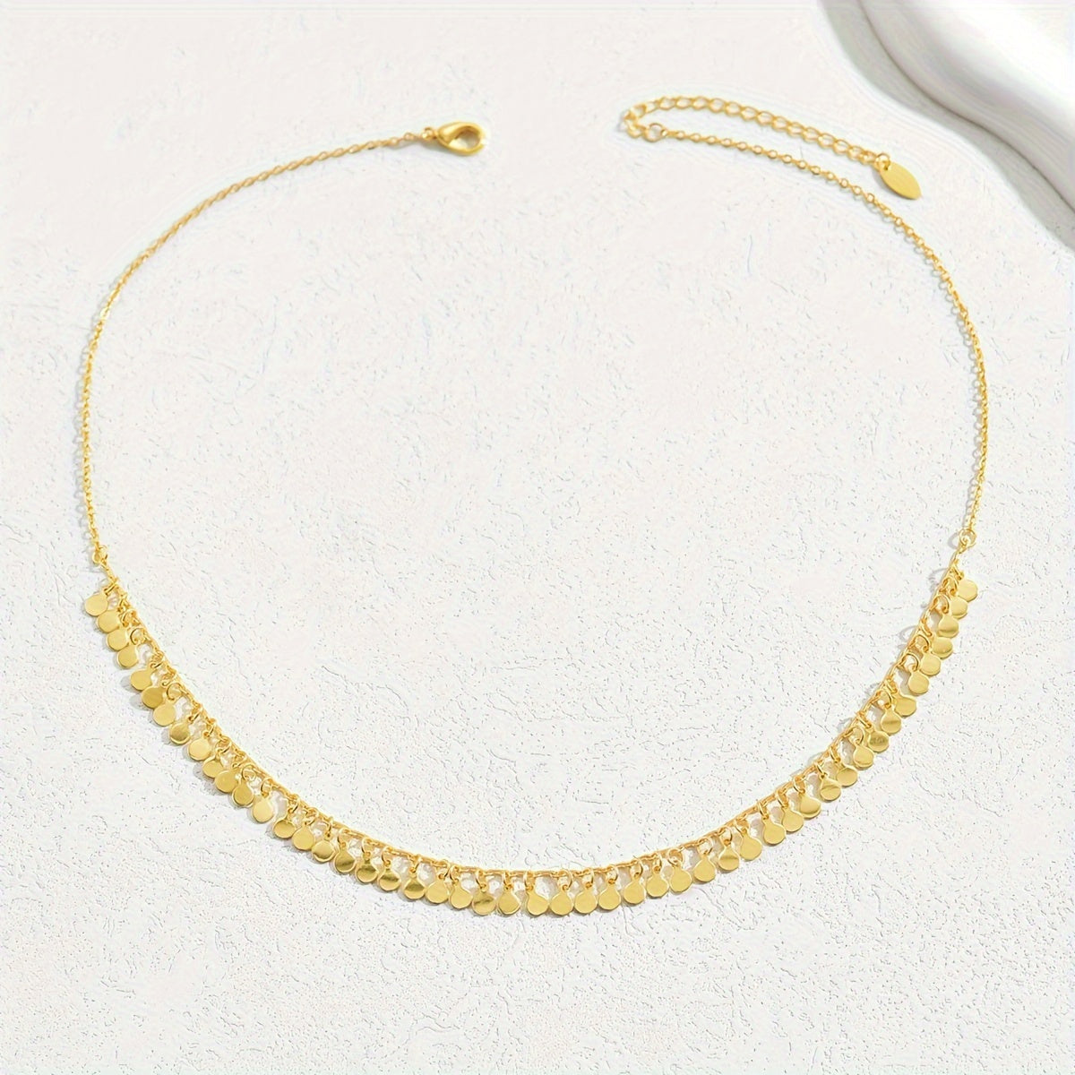 Это изысканное ожерелье в винтажном стиле украшено золотыми пайетками, идеально подходящими для добавления нотки элегантности к любому образу. Будь то нарядное сочетание или поиск идеального подарка, маленькие круглые пайетки универсальны и стильны.