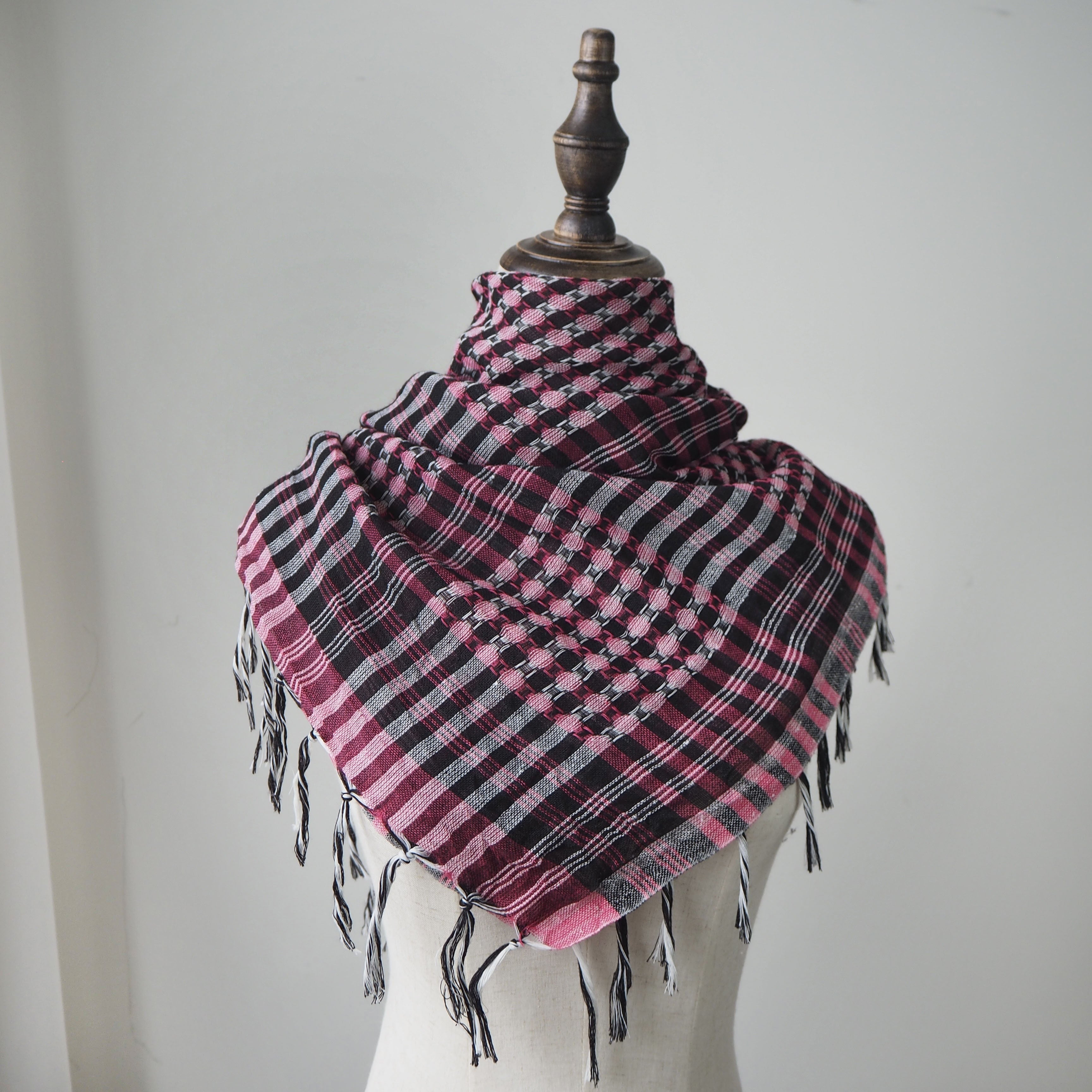 Qora va oq tekislangan polyester hijab sharf, tassellar bilan, shamolga chidamli, quyoshdan himoyalovchi shalvar, ochiq havoda faoliyat uchun