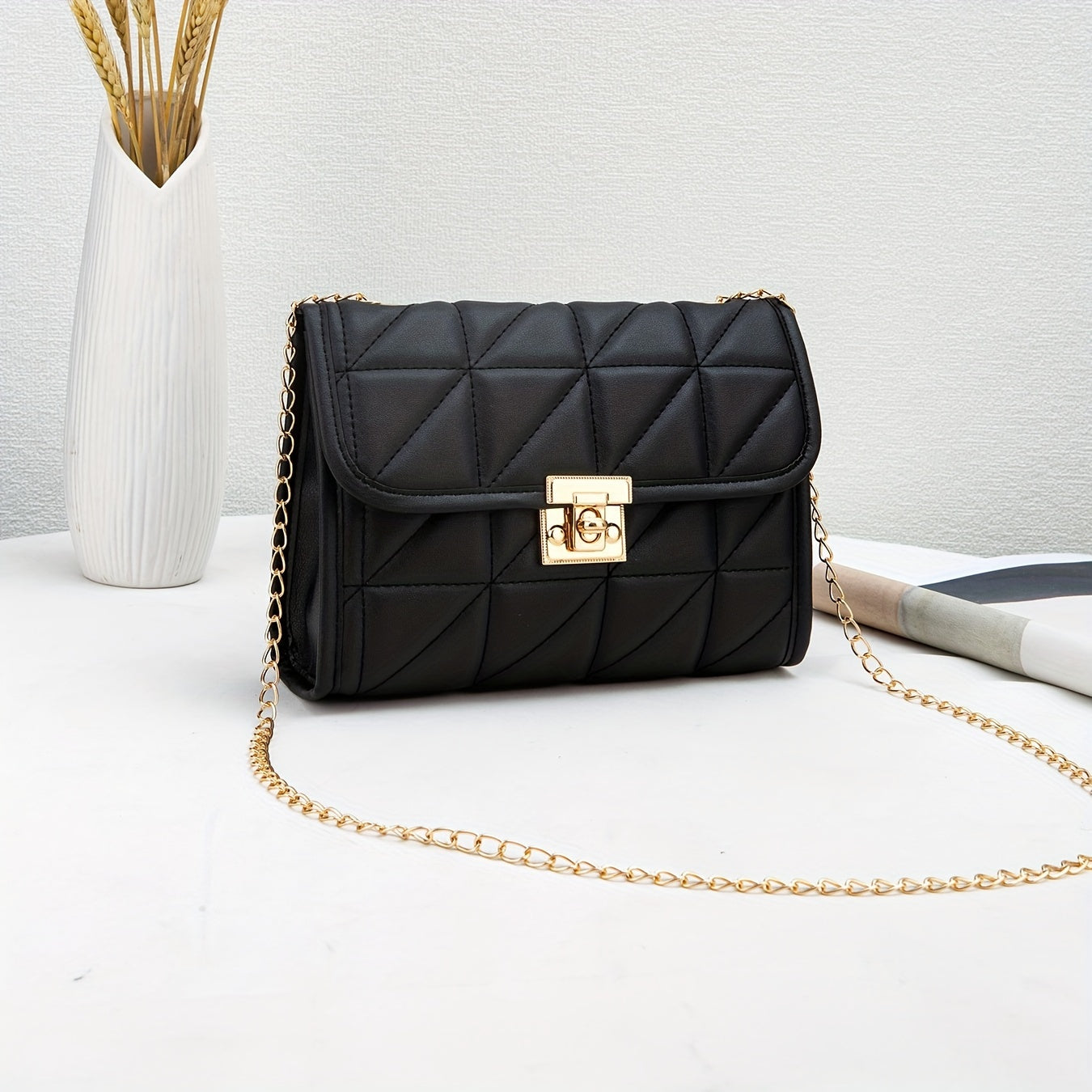 Квилтированная сумка через плечо с цепочным ремешком, замковым закрытием, однотонная.