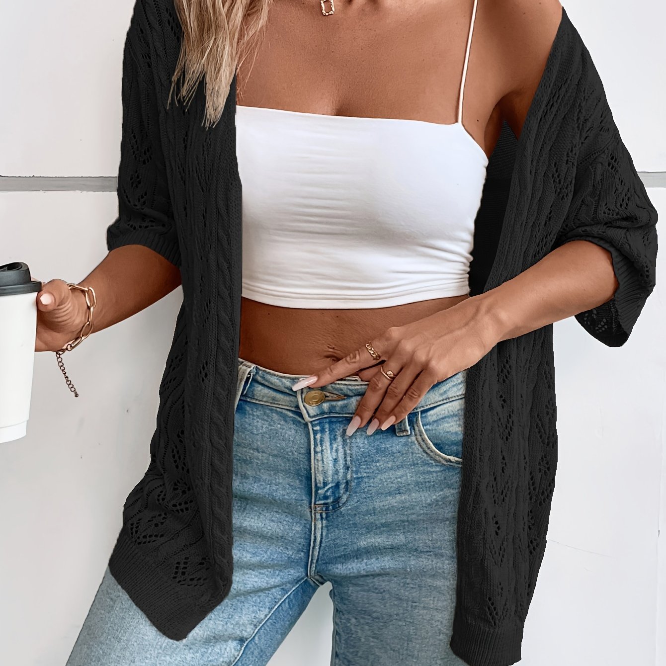 Ayollar uchun kengroq o'lchamdagi ochiq oldi kartigani, qisqa qo'l, to'qima, bir xillik yozgi ko'ylak