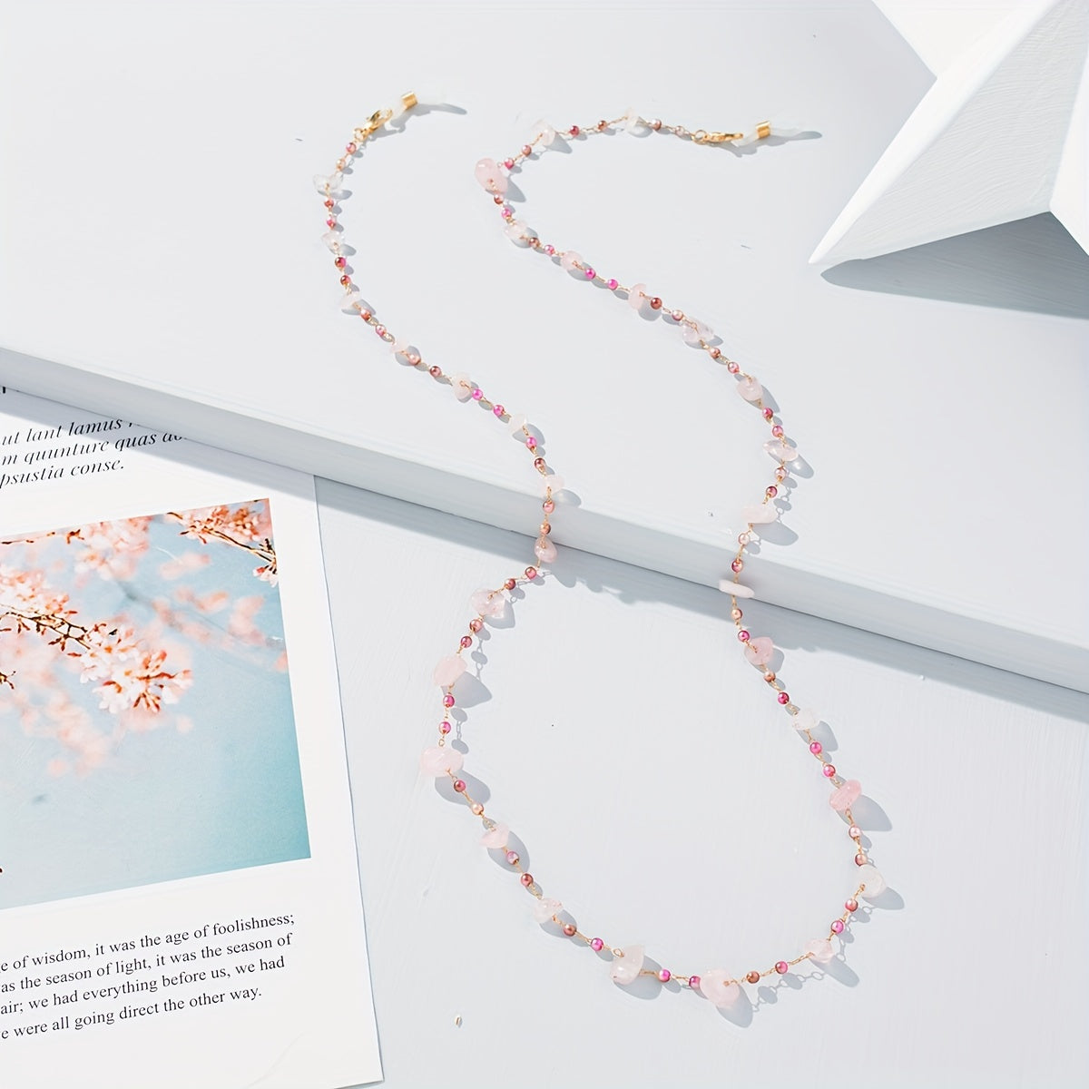 Nozik halter ko'zoynak zanjiri, notekis maydalangan tosh va aralash materiallardan tayyorlangan, ayollar uchun mukammal.