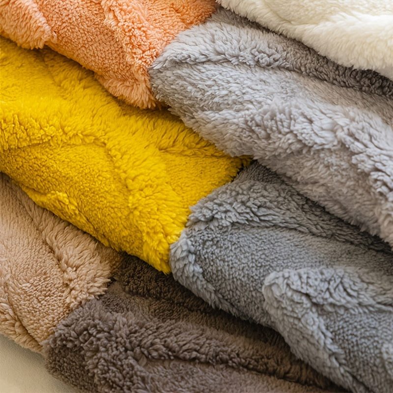 Пара подушек с искусственным мехом, стильные и уютные для праздничного домашнего или спальневого декора.