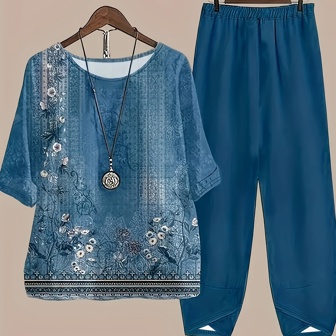 Gul naqshli ko'ylak to'plami, plus o'lchamda, polyester to'qima matodan tayyorlangan, biroz cho'ziladigan tasodifiy crew neck ko'ylak va shimlar to'plami. Ayollar uchun qulay pullover uslubidagi kiyim.