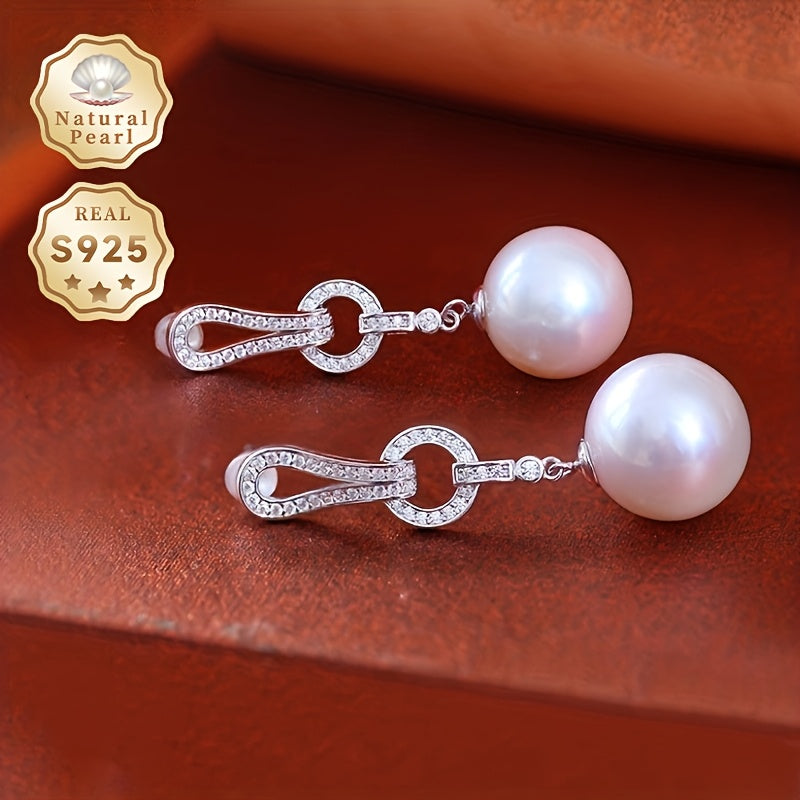 Kolleksiyangizga ushbu zarur Pearl Dangling Earrings bilan nafislik qo'shing. 13-14mm dumaloq tabiiy shirin suv marvaridlari bilan tayyorlangan, ushbu zamonaviy uzun sirg'alar S925 kumushdan yasalgan. Har bir juftlik noyob bo'lib, turli shakl va ...