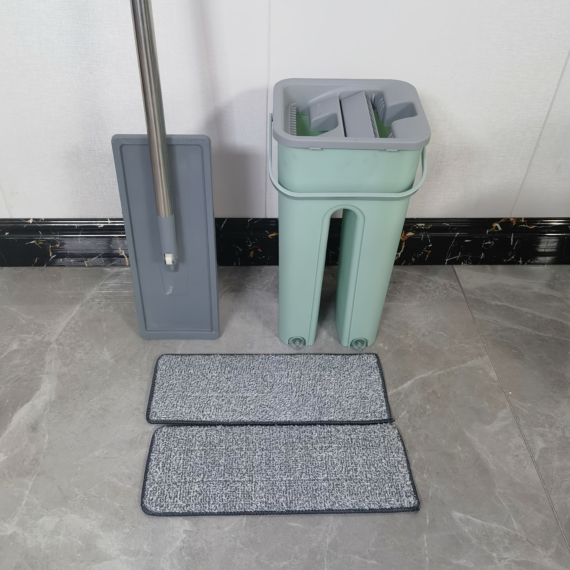 Комплект включает в себя влажную и сухую швабру, ведро и функцию мытья без рук для легкой уборки в ванной, спальне, гостиной и туалете. Двухфункциональный дизайн для универсальных потребностей в уборке.