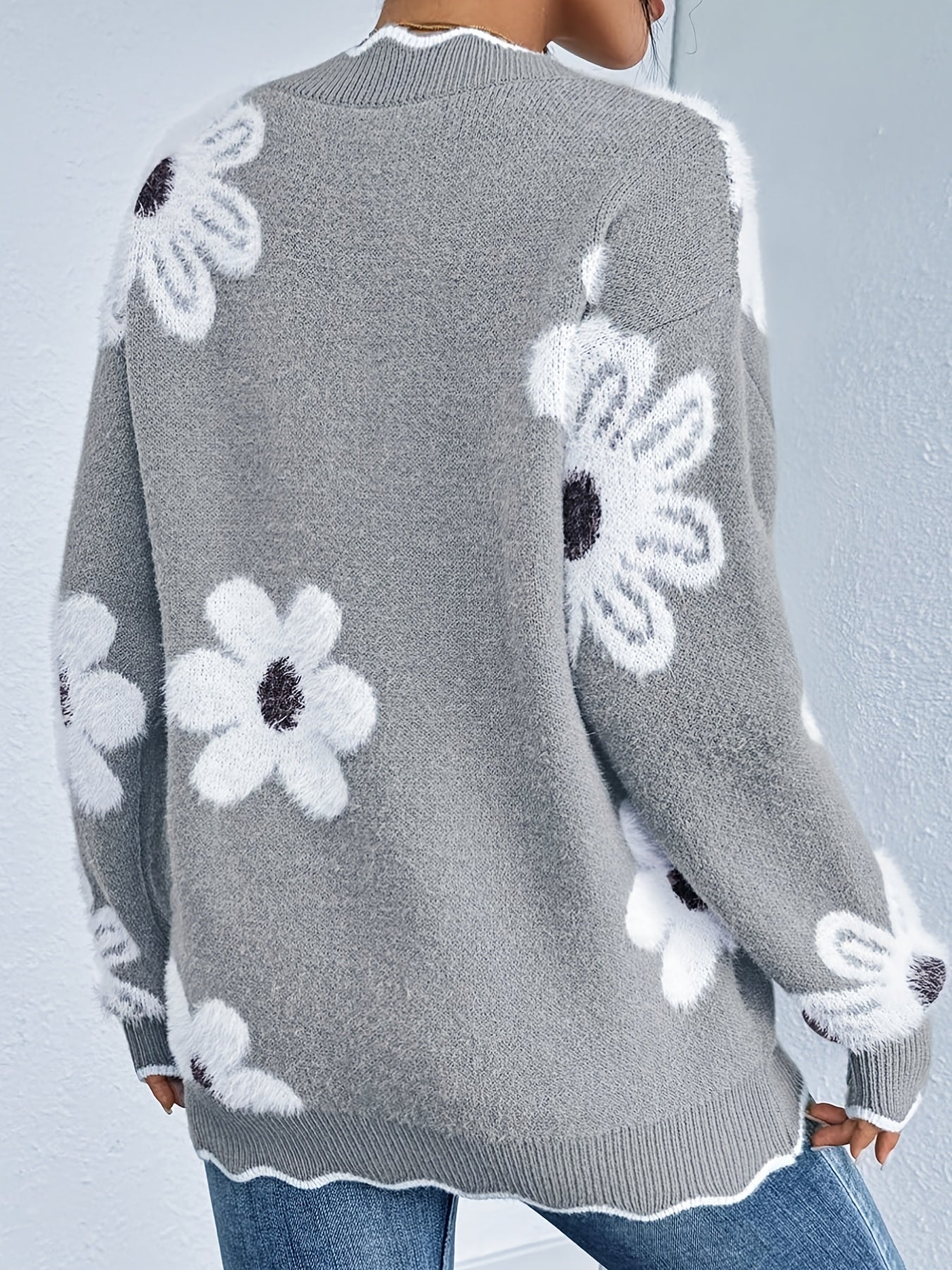 Suéter de mujer talla grande con escote en V y patrón floral, de manga larga, en gris