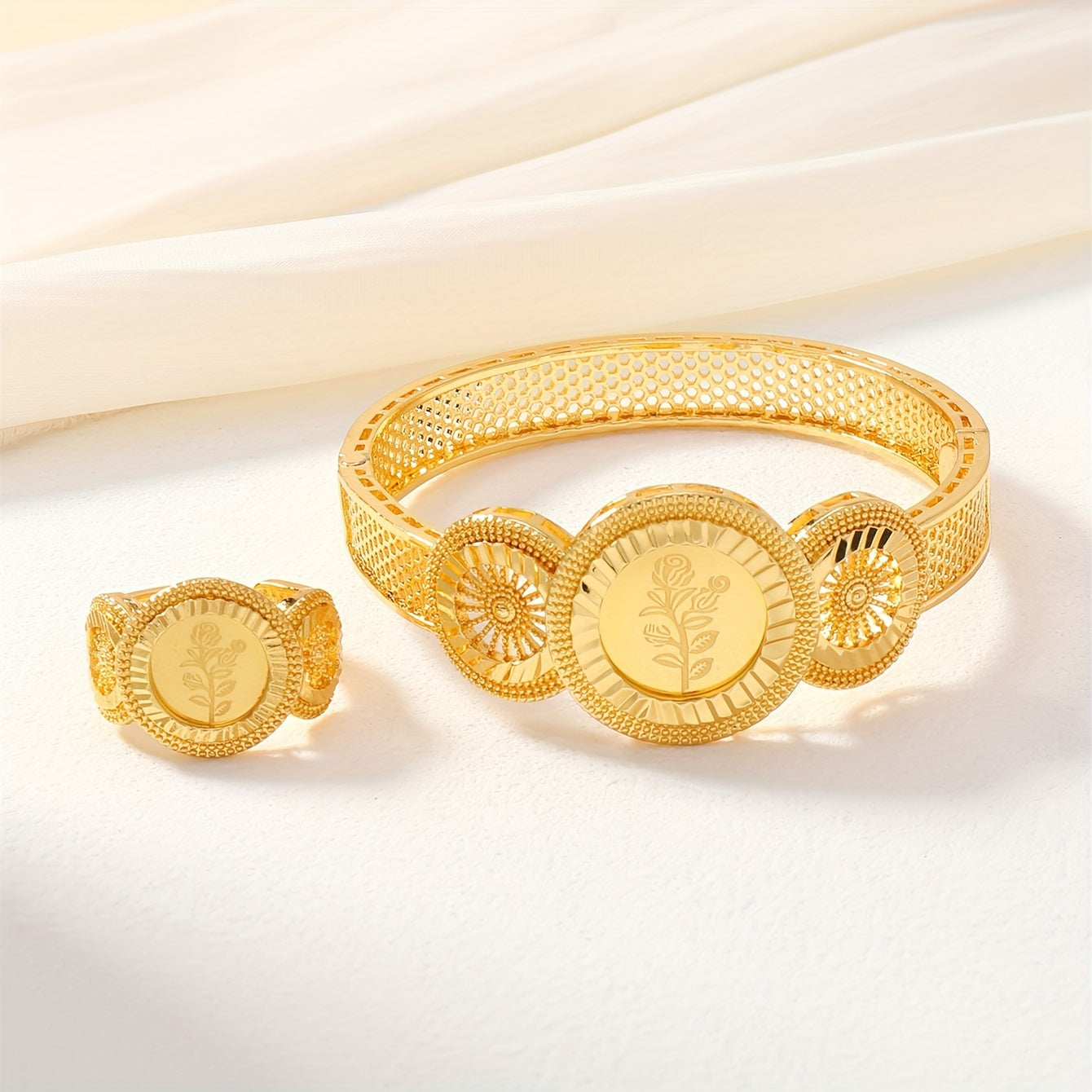 Vintage uslubidagi mis zargarlik to'plami, dumaloq Udan gul dizayni bilan, ayollar uchun 1 dona bilaguzuk va uzukni o'z ichiga oladi.