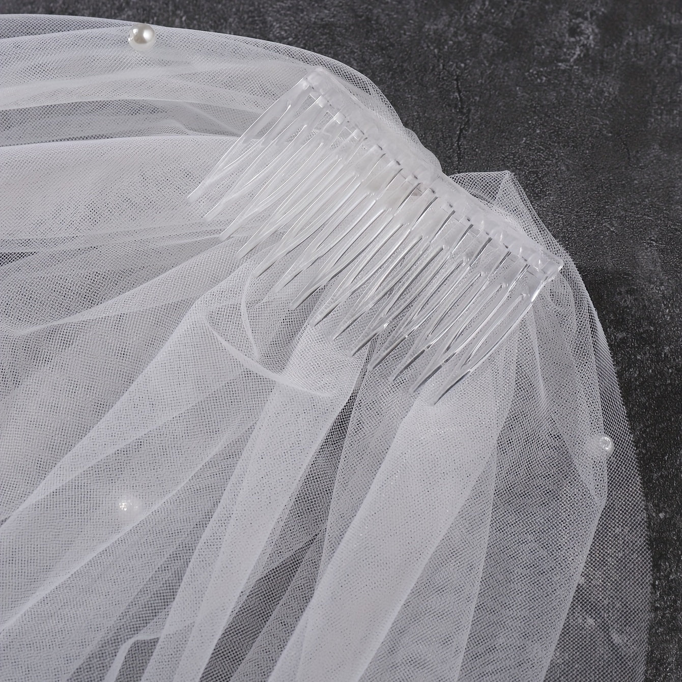 Oq tarmoq to'y bosh qopqog'i, taroq bilan, ikki qavatli, sun'iy marjon detallari bilan