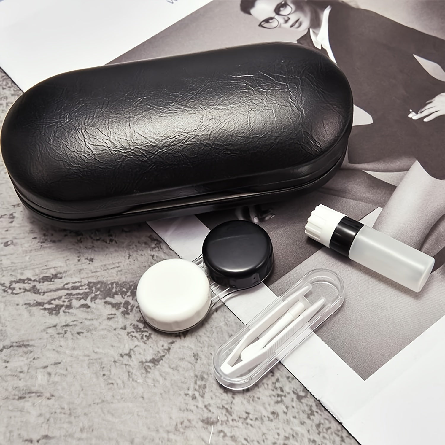 O'zingizga zamonaviy Charmli Ikki Qavatli Ko'zoynak Qutisini oling, ichida qulay ko'zgu bilan - sayohat qilish, uyda foydalanish va ko'zoynaklaringizni xavfsiz va ishonchli saqlash uchun ideal!