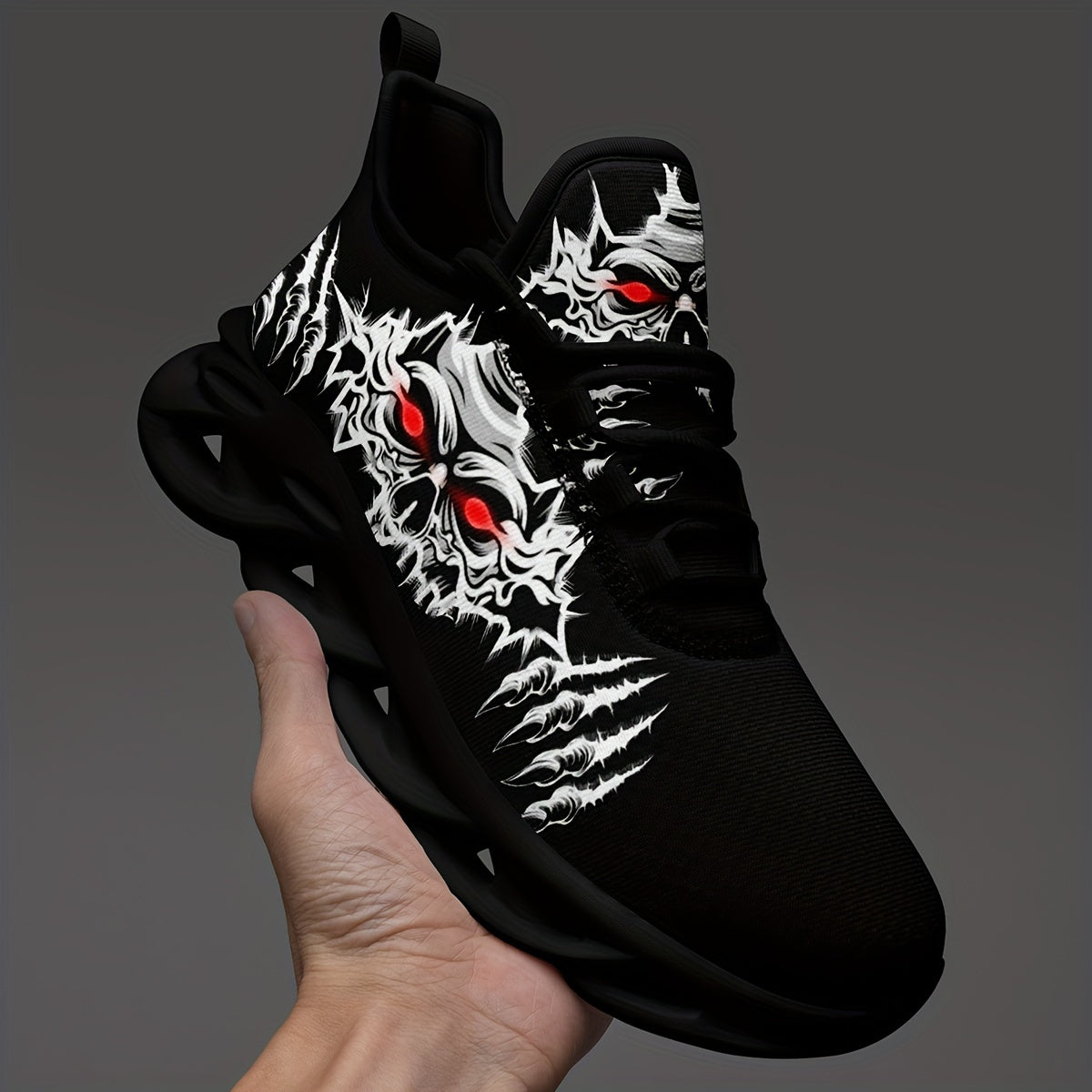 Erkaklar uchun katta o'lchamdagi bosh suyagi naqshli krossovkalar, ochiq havoda faoliyatlar uchun nafas oladigan va mustahkam.