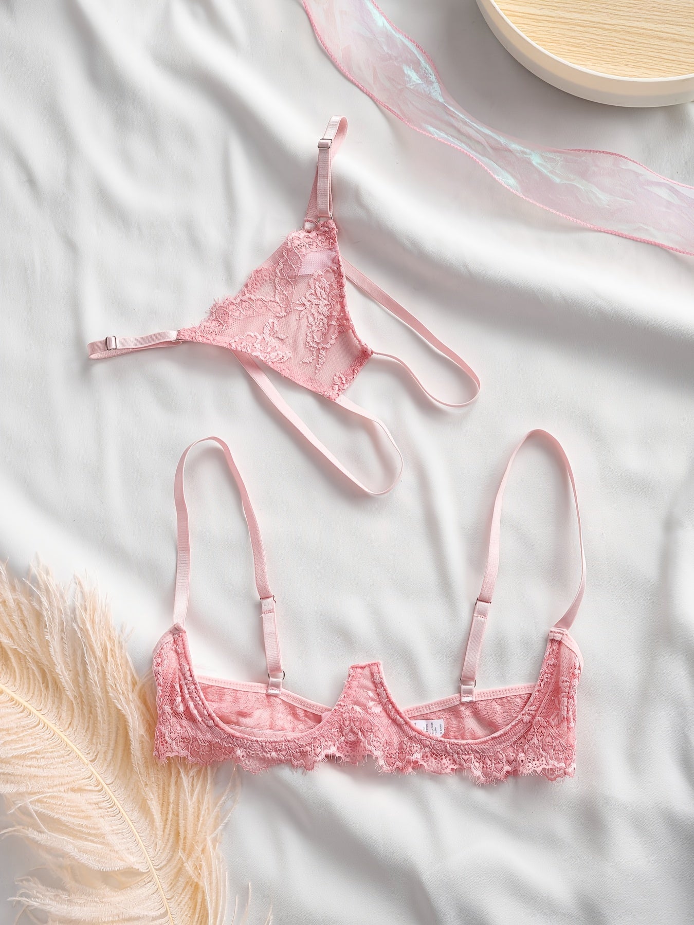 Gul dizayni, nozik kamarlar va orqa qismi ochiq kesimga ega bo'lgan ayollar uchun dantel ichki kiyim to'plami.