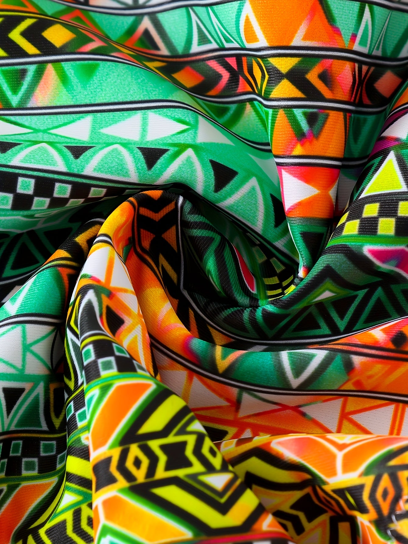 Ikki qismdan iborat to'plam, rang-barang bosma shimlar va mos keladigan suzish kiyimidan iborat.