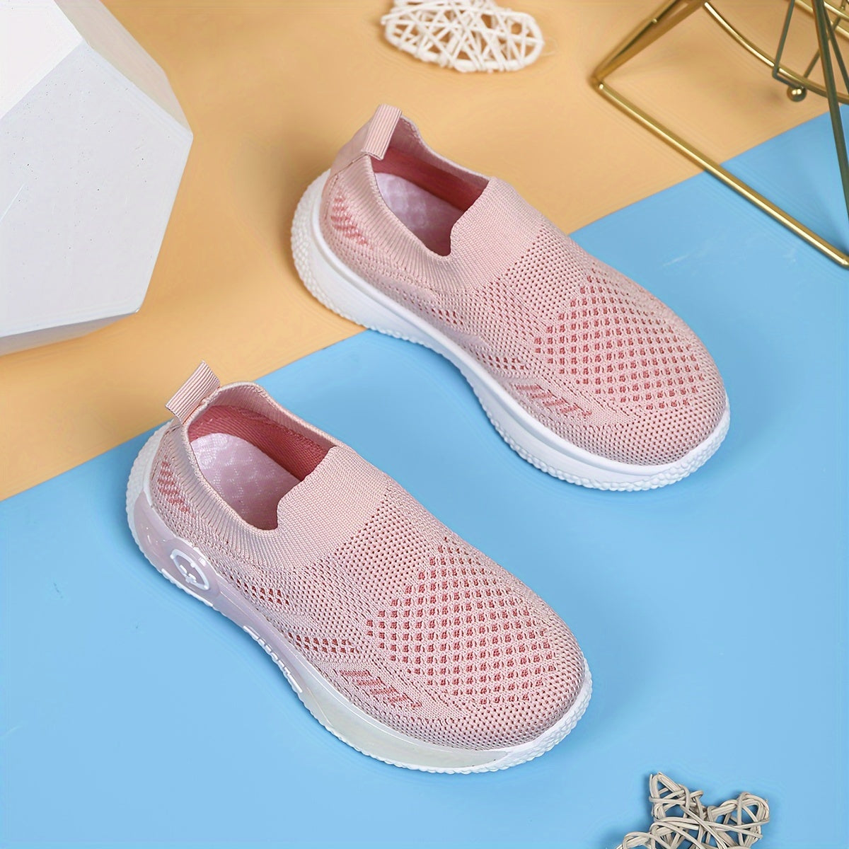 Bolalar uchun kundalik kiyish uchun mo'ljallangan mesh slip-on sport poyabzallari.