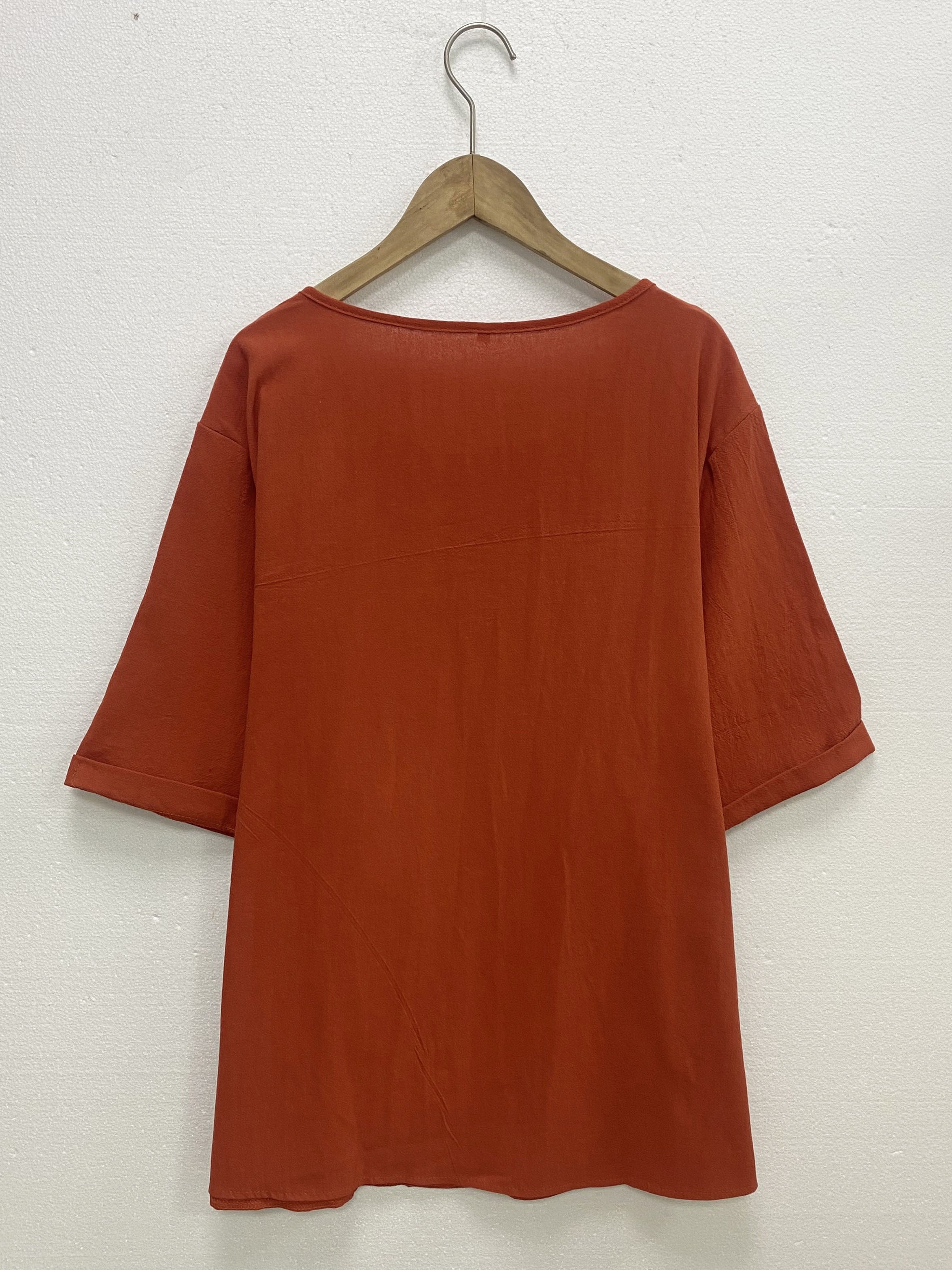 Katta o'lchamdagi ayollar uchun mayda chivin naqshli bluzka, bahor va yoz uchun mukammal.