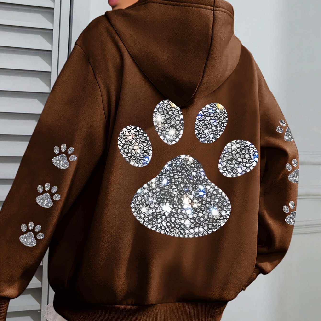 Ayollar uchun kattaroq o'lchamli hoodie polyesterli mushuk paw print pullover, cho'ntak bilan