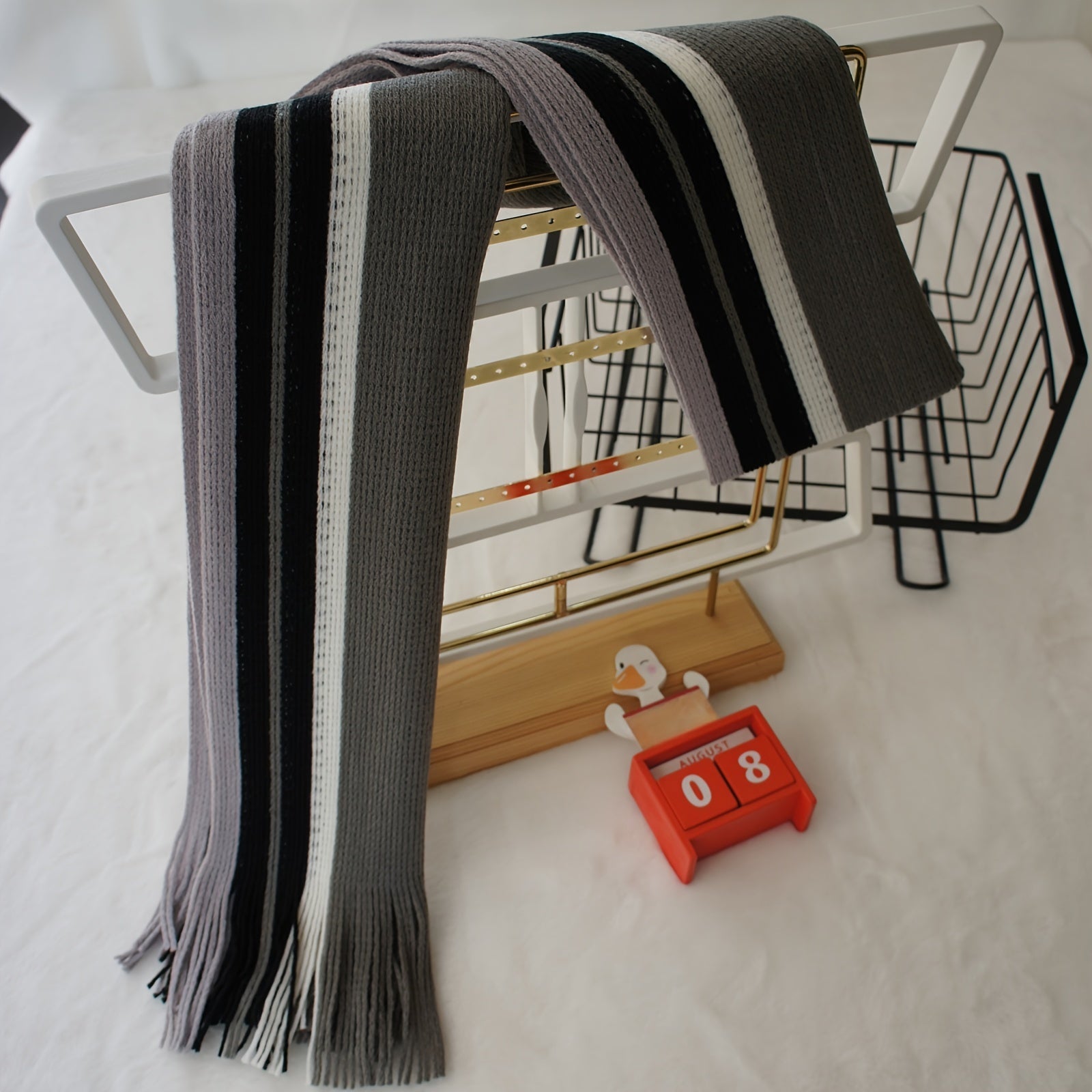 Tashqi trend uchun to'qilgan moda aksessuar - Erkaklar uchun tasma detali bilan rangli blokli chiziqli sharf, iliq akril materialdan tayyorlangan