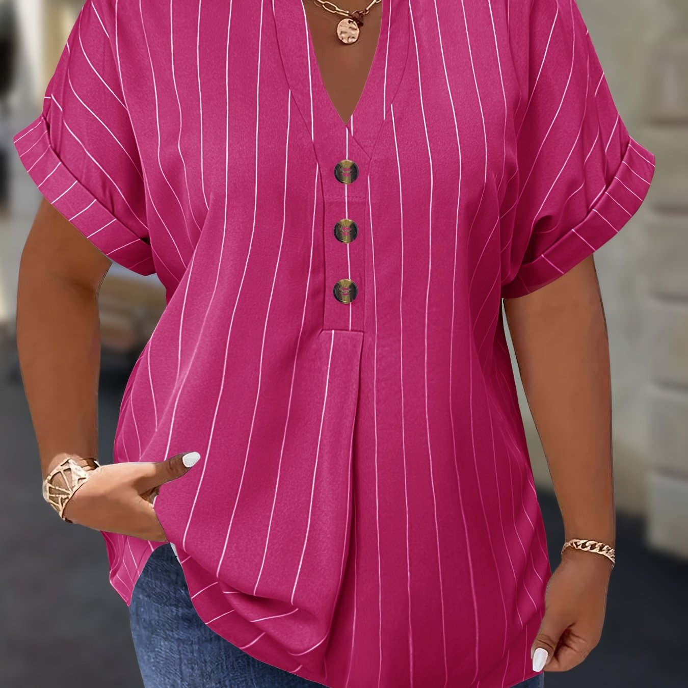 Plus o'lchamdagi ayollar bluzkasi chiziqli raglan ko'kraklar bukilgan yelka o'rashli bo'yinbog'li bezakli tugmachalar