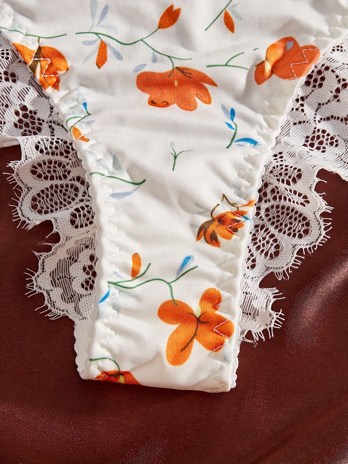 Ayollar uchun zamonaviy dantel bilan bezatilgan gullar naqshidagi brass va ichki kiyim to'plami. Qulay polyester aralashmasi, mashinada yuvish mumkin.