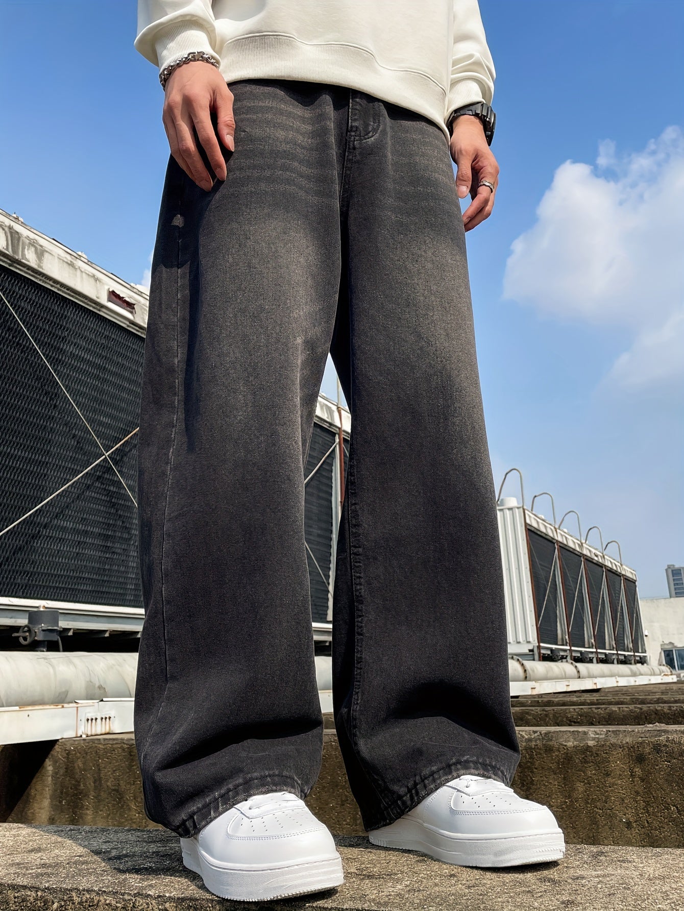 Унисекс джинсы из денима с широкими штанинами, карманами и однотонным цветом. Изготовлены из смеси хлопка. Обычная длина, пояс в комплект не входит.