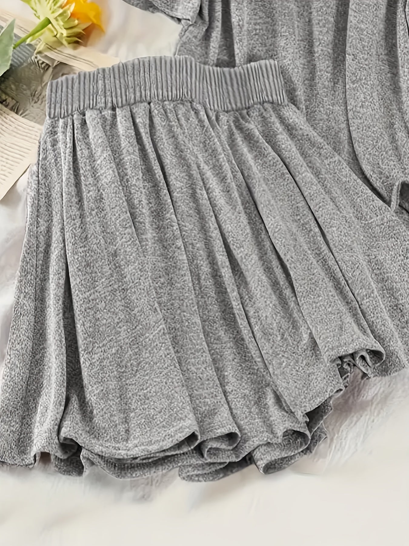 Bahor/Yoz Ayollar uchun Tasodifiy To'plam: Qisqa Yengli Xuddi Yuzi va Elastik Shortlar