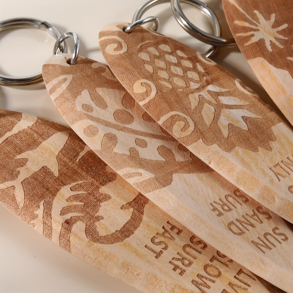 7 ta yog'och kalit zanjirlar to'plami, serf taxtasi shaklida, plyaj partiyalari uchun yoki sumkalar yoki ruksaklar uchun qiziqarli sovg'a sifatida mukammal. Har qanday kalit zanjiri to'plamiga ajoyib qo'shimcha bo'ladigan mini serf taxtasi pandantlari.