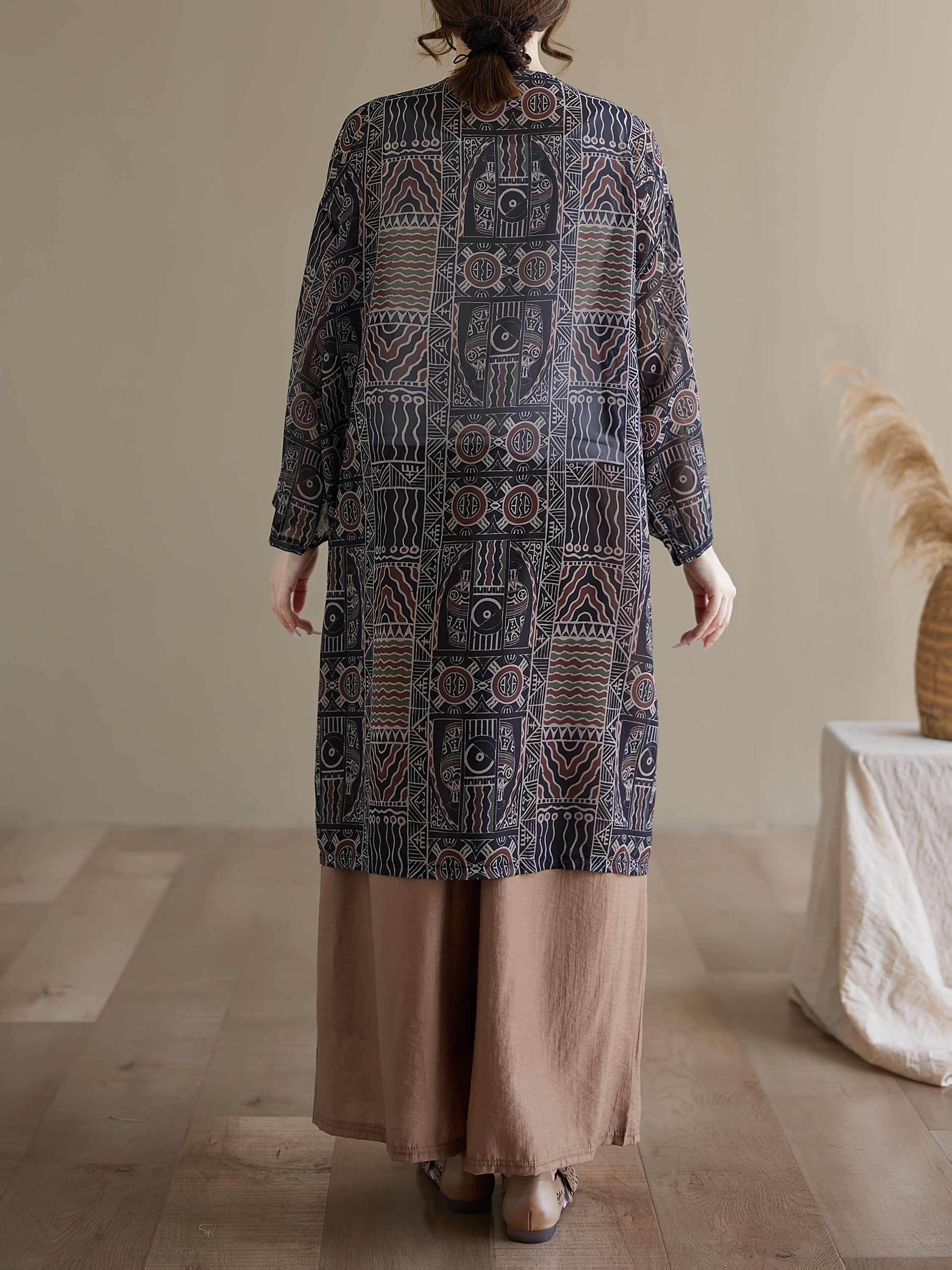 Ayollar uchun kattaroq o'lchamdagi yengil bej etnik bosma uzun ko'ylakli plyaj kiyimlari