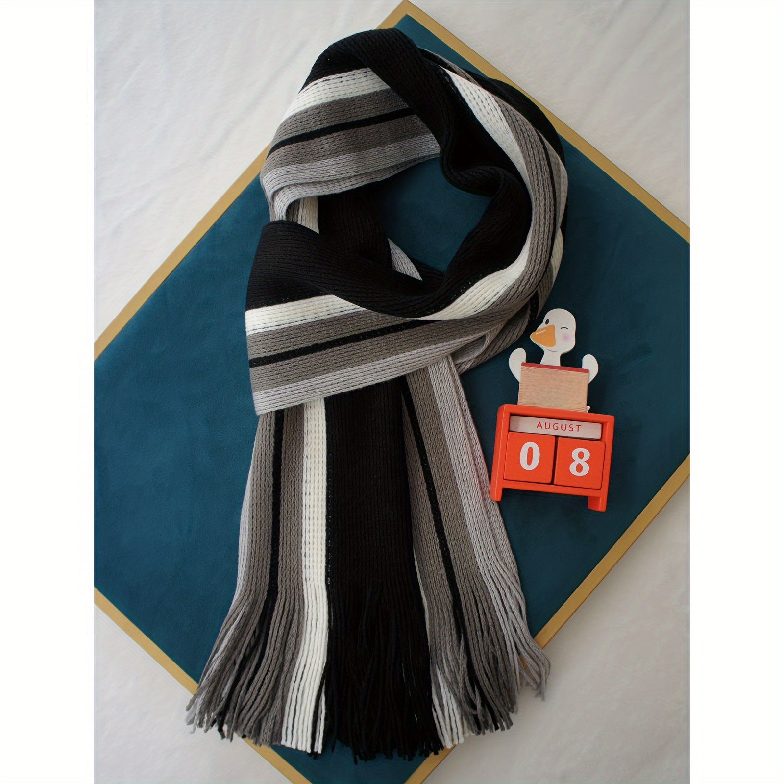 Tashqi trend uchun to'qilgan moda aksessuar - Erkaklar uchun tasma detali bilan rangli blokli chiziqli sharf, iliq akril materialdan tayyorlangan