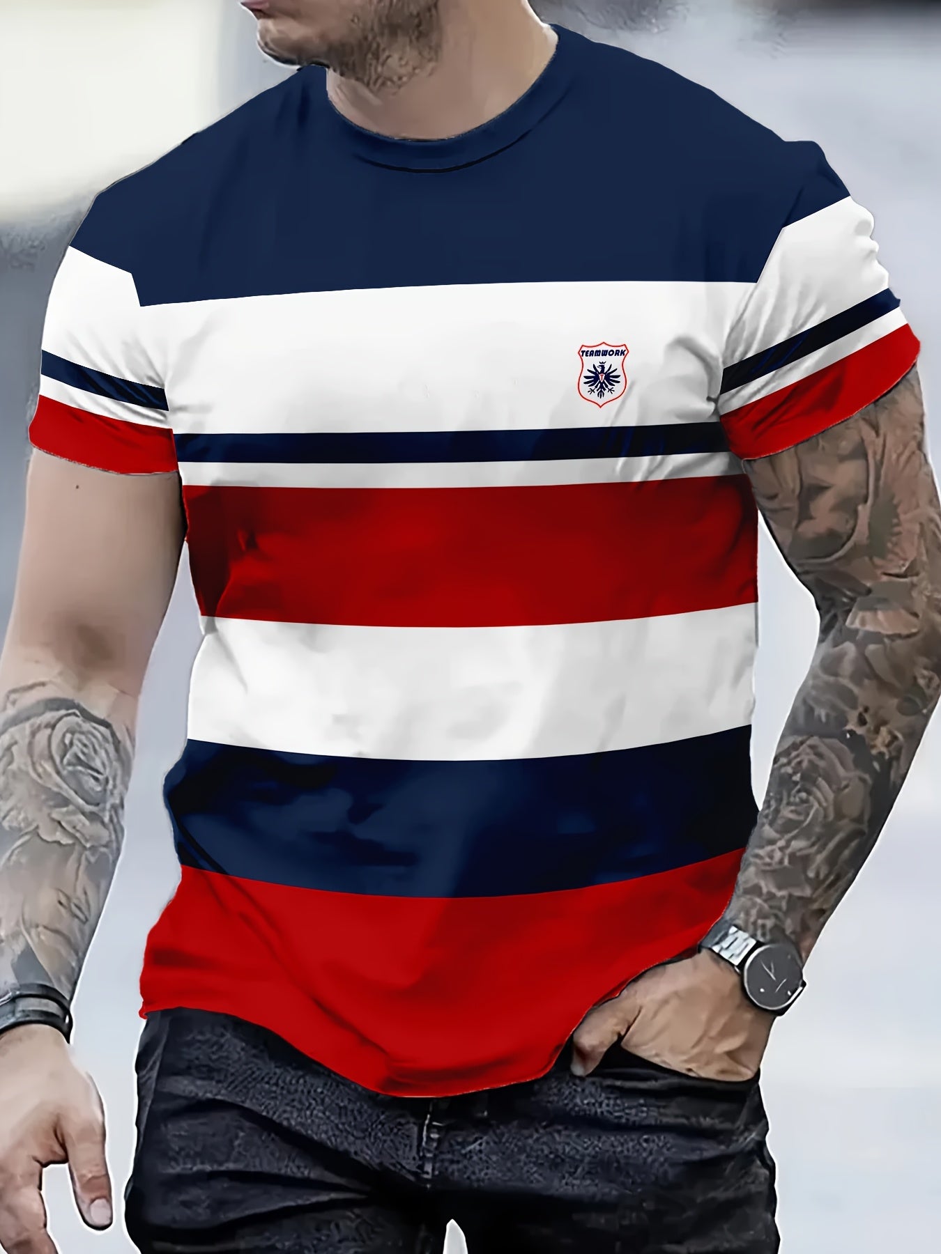 Erkaklar uchun chiziqli qisqa yengli futbolka, yumshoq bo'yin va raqamli bosma dizayni bilan, polyester to'qima matosidan tayyorlangan va biroz cho'ziladigan oddiy kesim taklif etadi, barcha mavsumlar uchun mos.