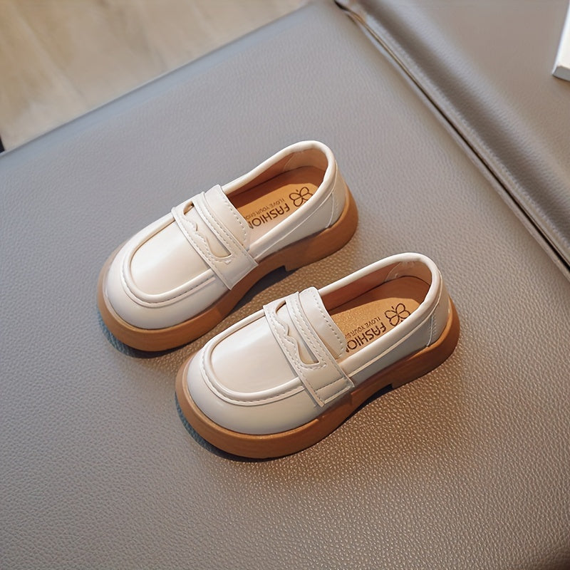 Qizlar uchun klassik Mary Jane poyabzallari, barcha mavsumlar uchun mukammal.