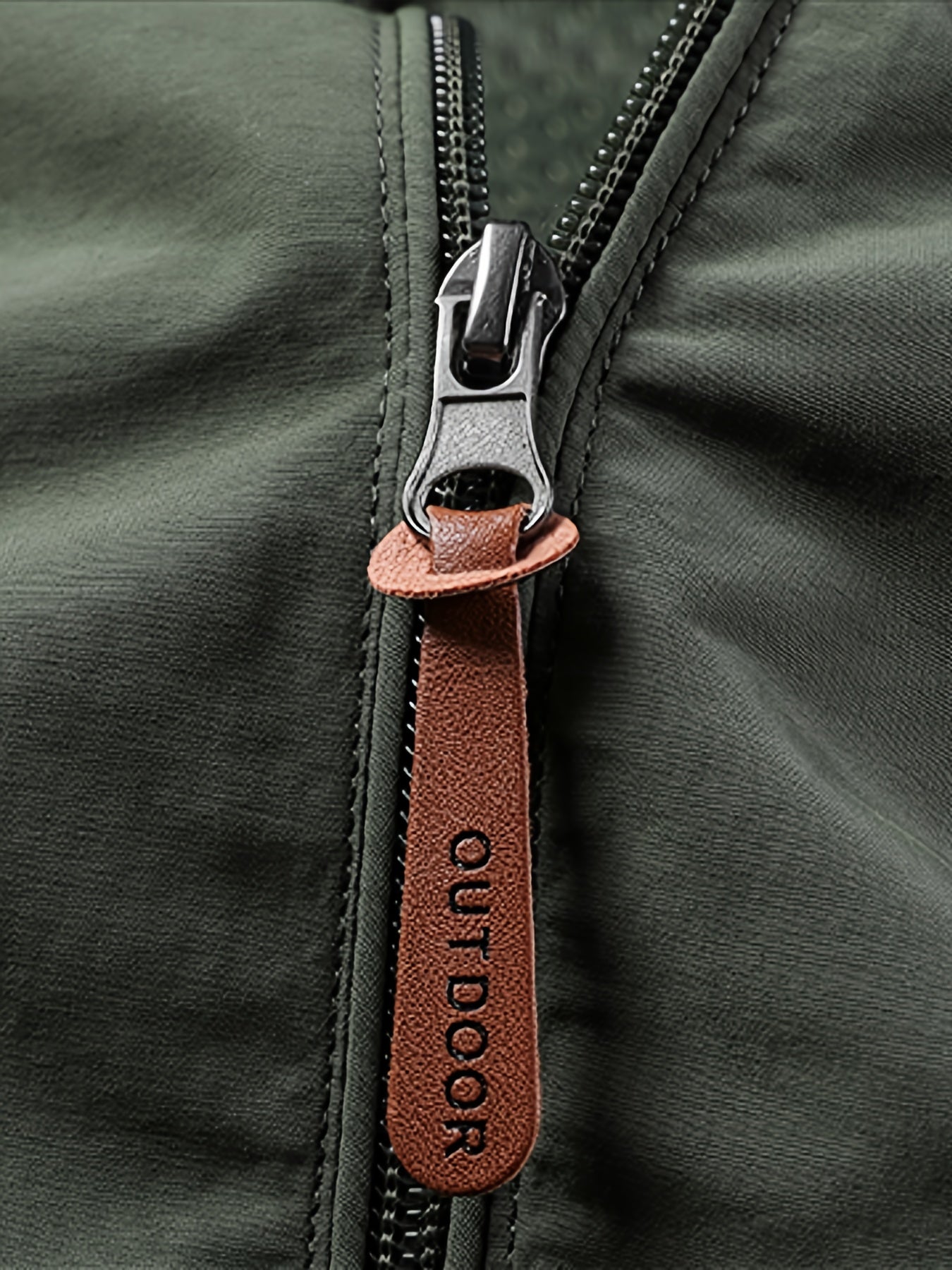 Erkaklar uchun fermuarlı shamol o'tkazmaydigan kurtka, turli sport va ochiq havoda faoliyatlar uchun mos, turli cho'ntaklar bilan.