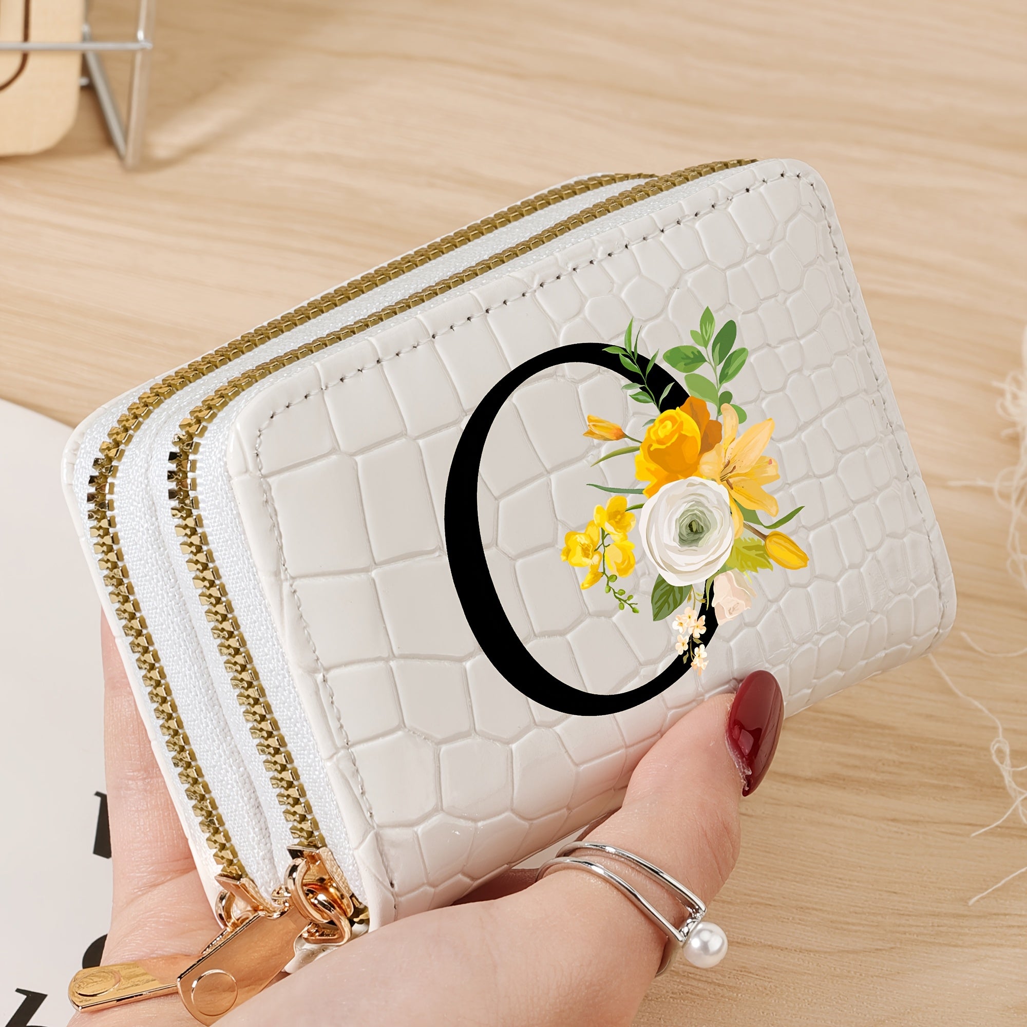 Bir nechta slotlari va zamonaviy fermuari bo'lgan mustahkam kredit karta saqlash sumkasi, maktab, yotoqxona va maktabga qaytish uchun zarur bo'lgan buyumlar uchun.