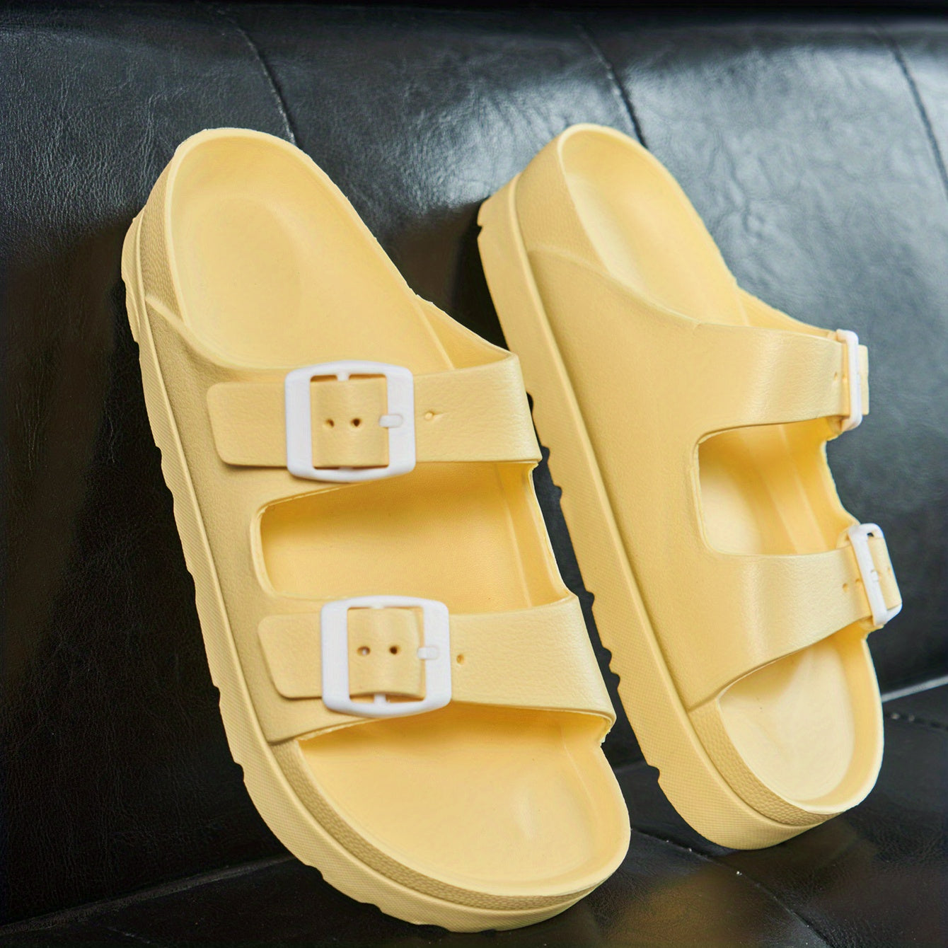 Ayollar uchun bir rangli sandallar, kundalik foydalanish uchun platformali slaydlar, sozlanadigan ikki taqilgan qisqichlar bilan