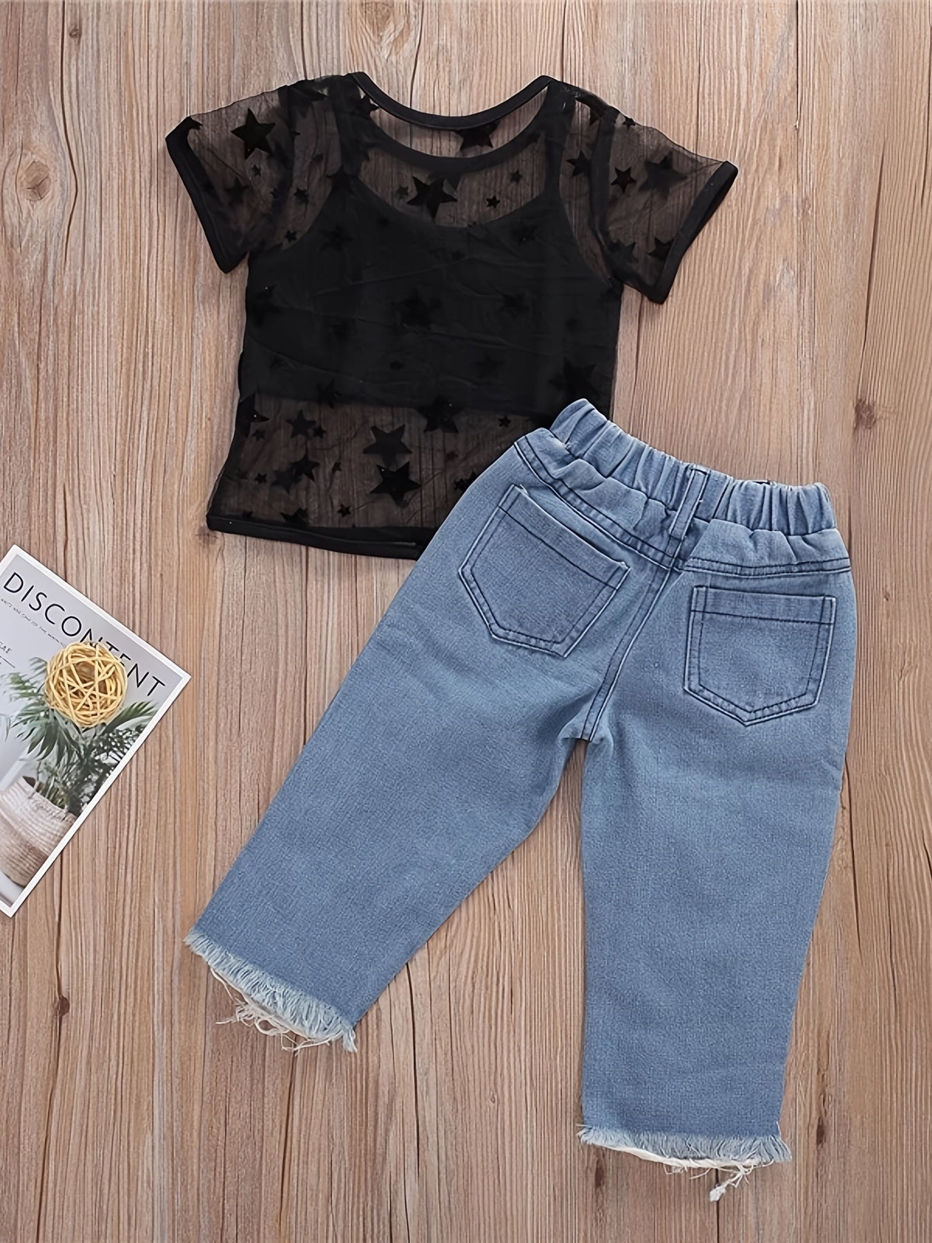 Qizlar uchun yozgi to'plam: kamzullar, teshik yulduz naqshli futbolka va yirtilgan denim jinsi.