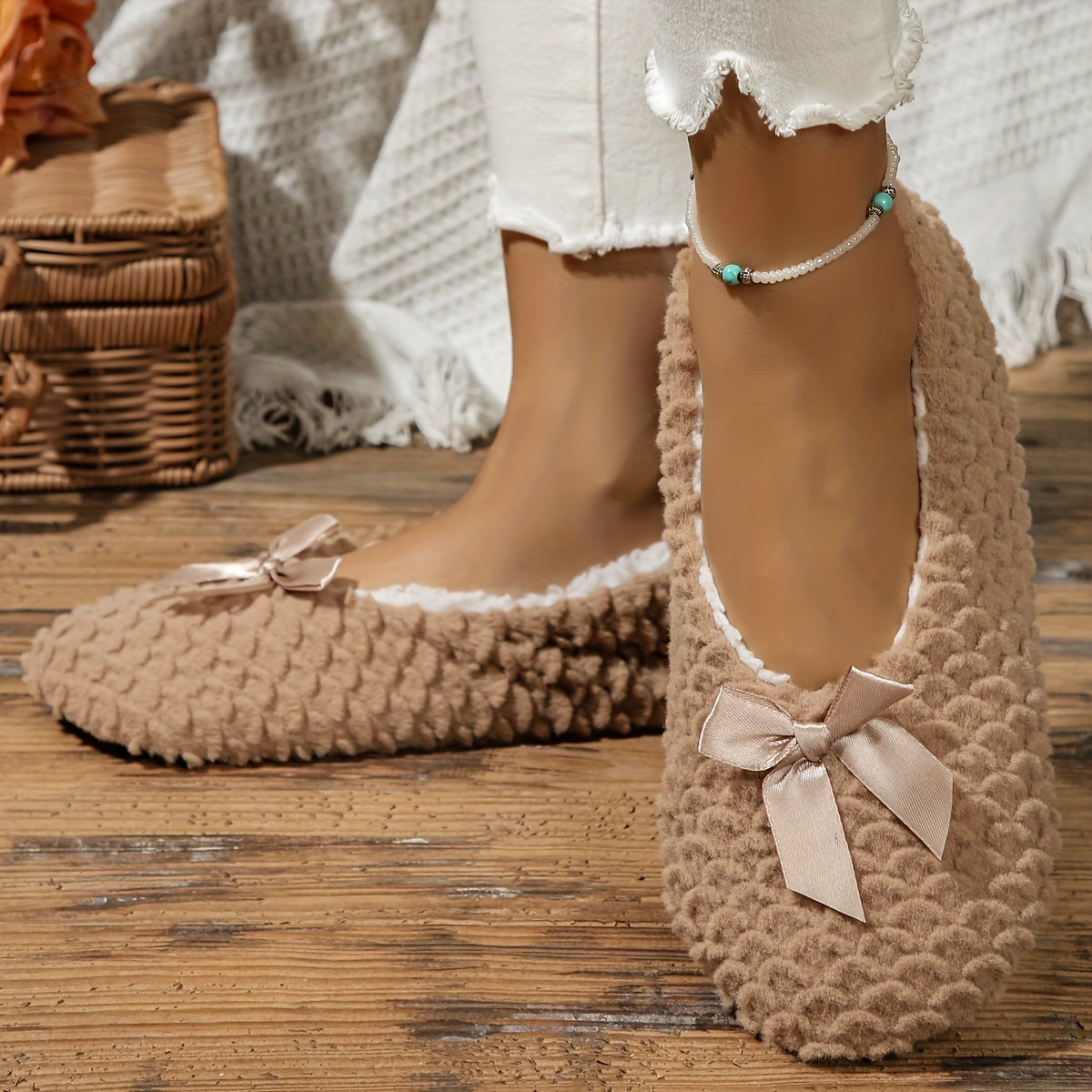 Ayollar uchun issiq shippaklar yumshoq plišli mo'ynali, tishsiz, tekis poyabzal